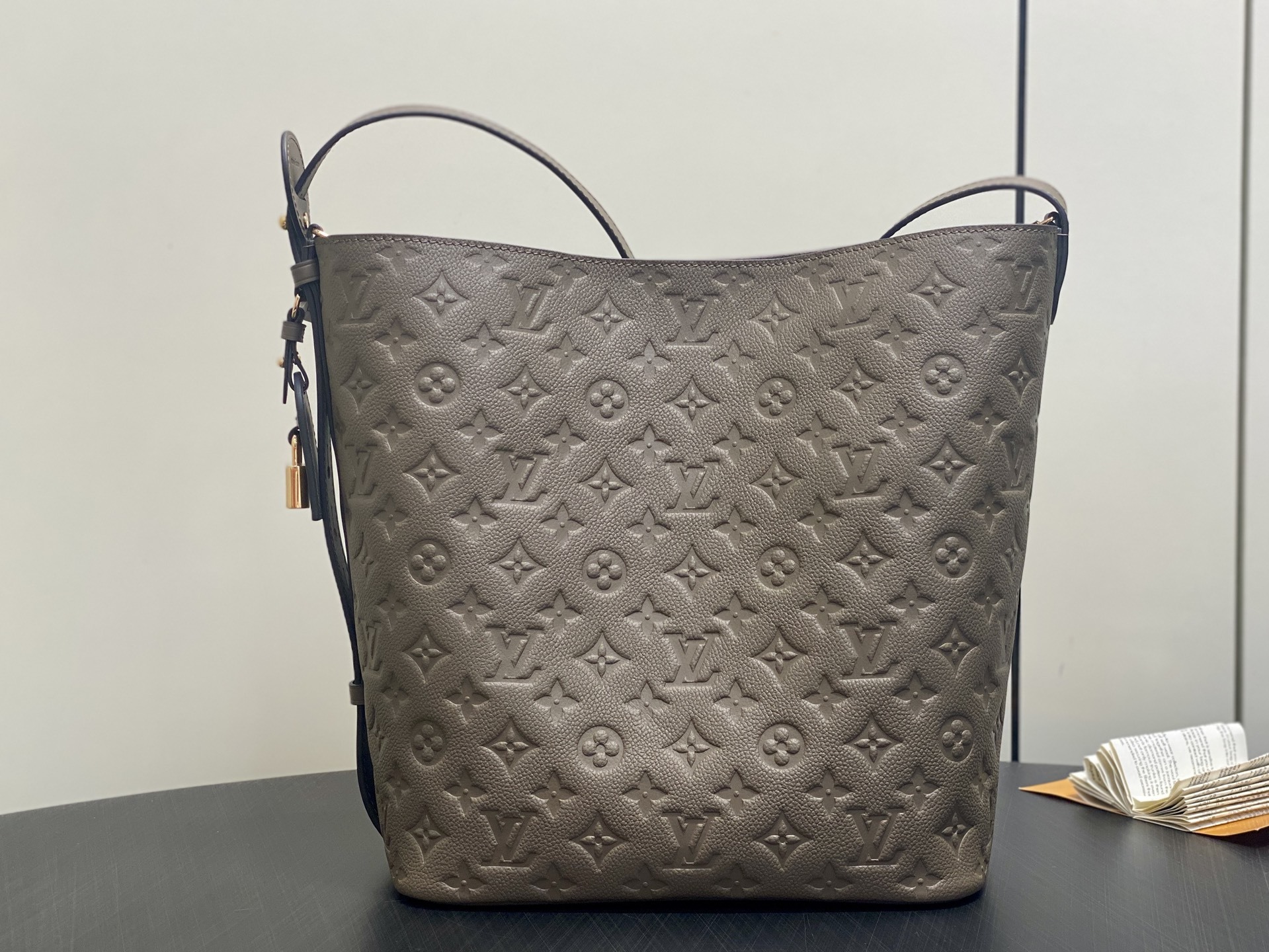 【顶级原单】M13044卡其绿 M25823全皮压花水桶包 All In 大号手袋 本款 All In