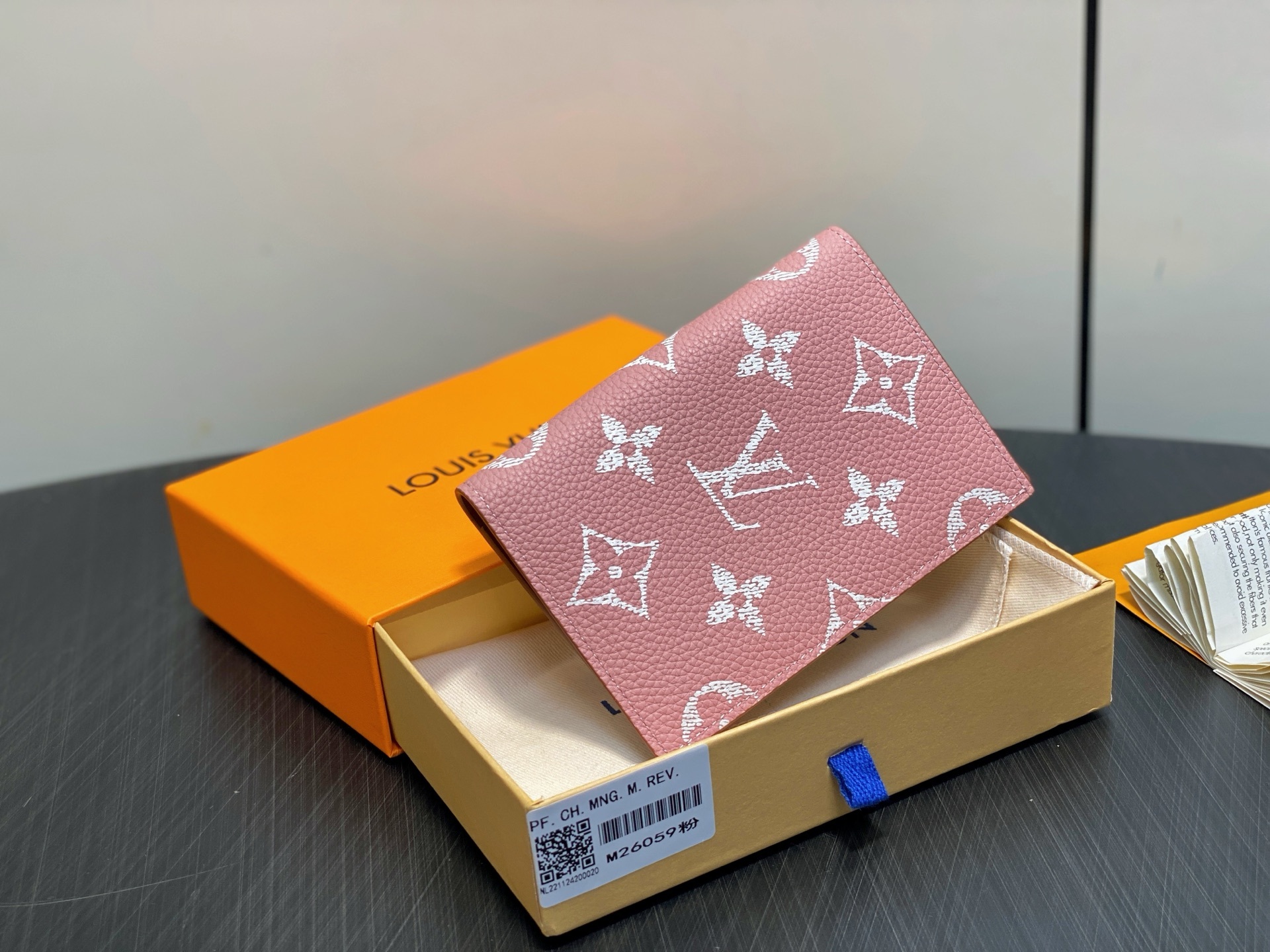 【顶级原单】M26059粉色 全皮护照夹护照套 本款护照套为 Monogram Empreinte 皮革