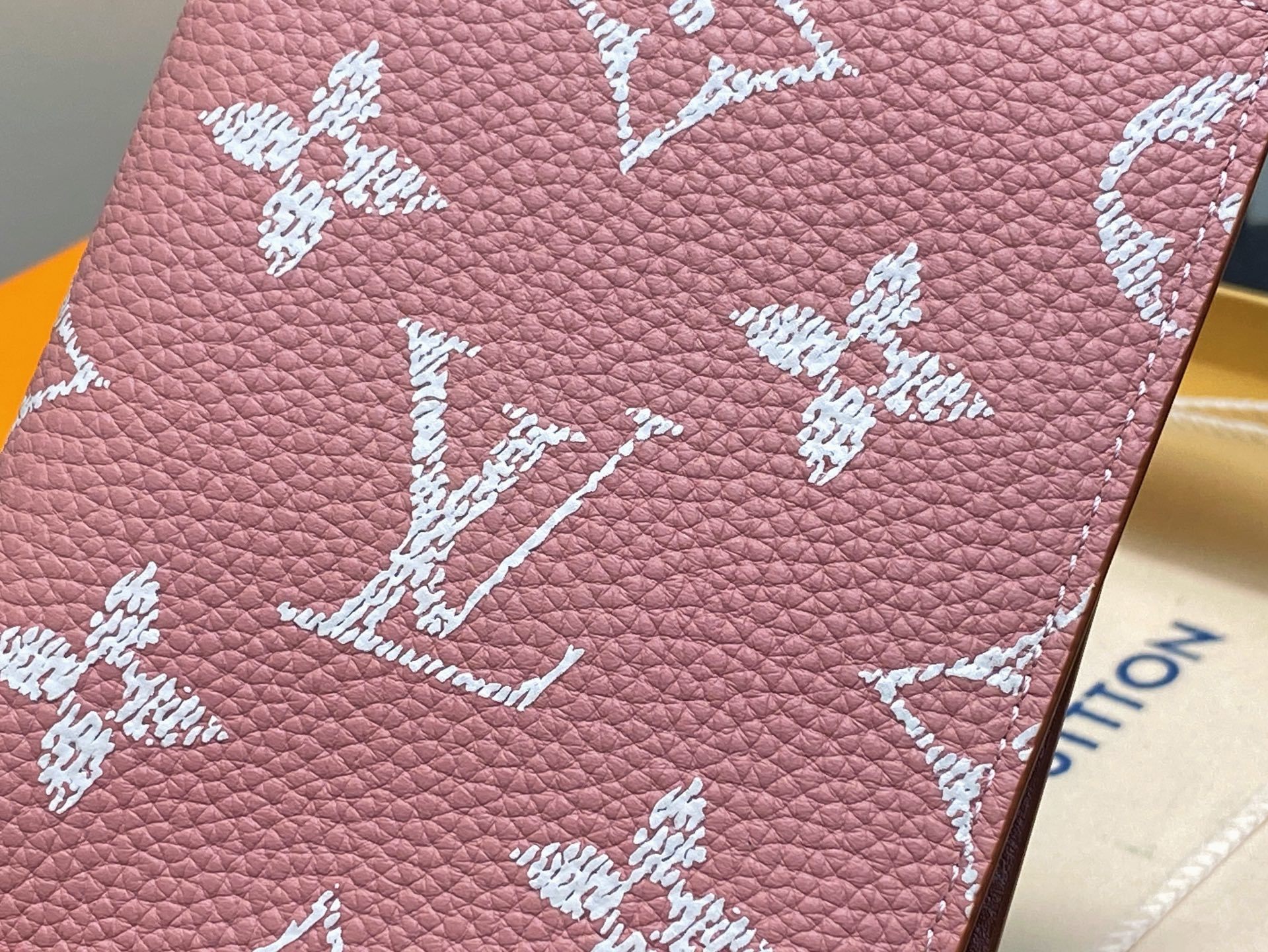 【顶级原单】M26059粉色 全皮护照夹护照套 本款护照套为 Monogram Empreinte 皮革