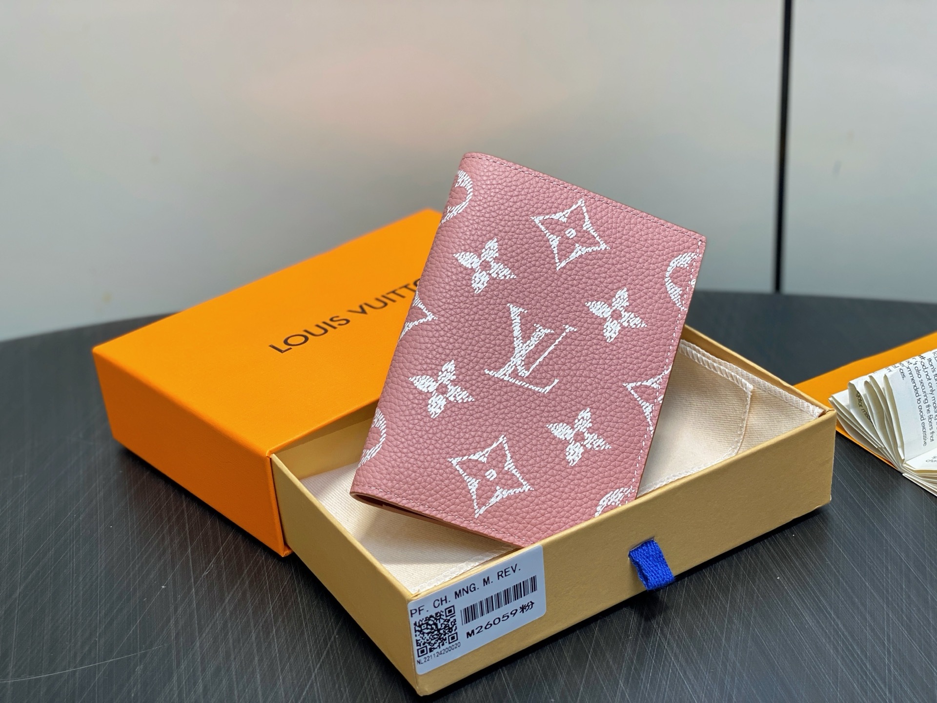 【顶级原单】M26059粉色 全皮护照夹护照套 本款护照套为 Monogram Empreinte 皮革