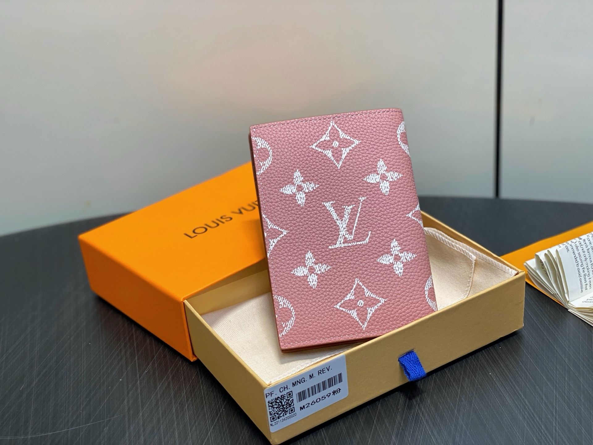 【顶级原单】M26059粉色 全皮护照夹护照套 本款护照套为 Monogram Empreinte 皮革