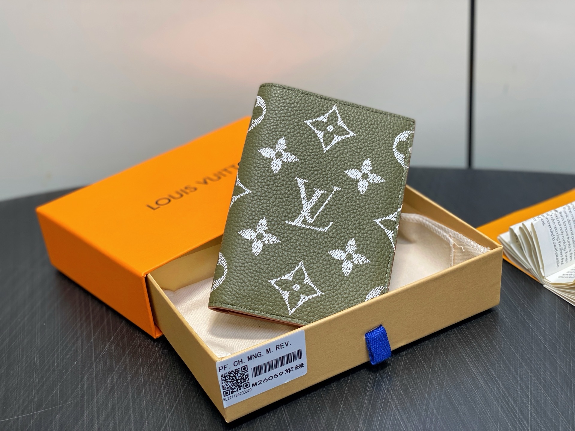 【顶级原单】M26059军绿 全皮护照夹护照套 本款护照套为 Monogram Empreinte 皮革