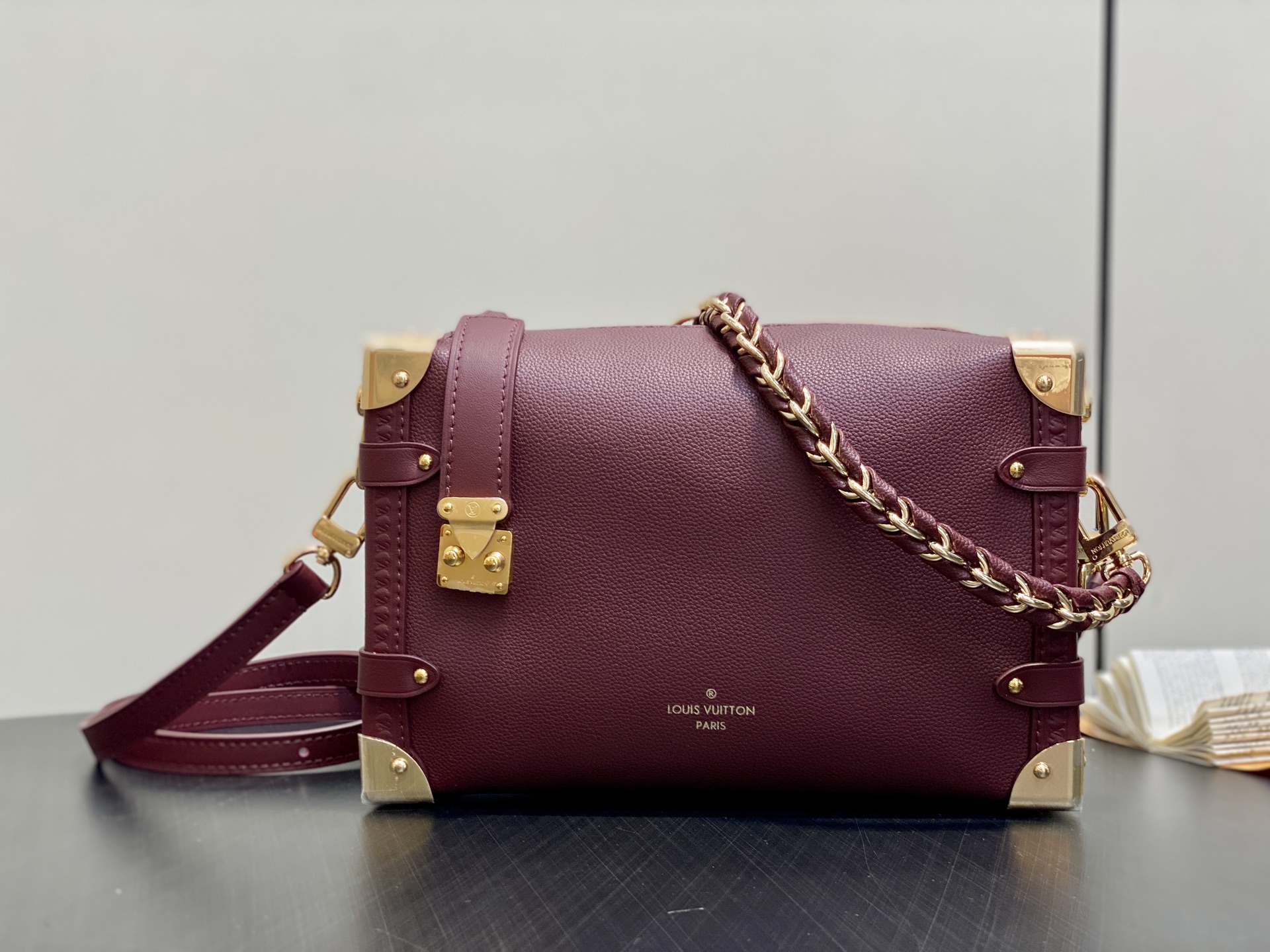 【顶级原单】M25669枣红色 全皮链条软盒子 Side Trunk MM 手袋 这款侧行李箱MM提供优