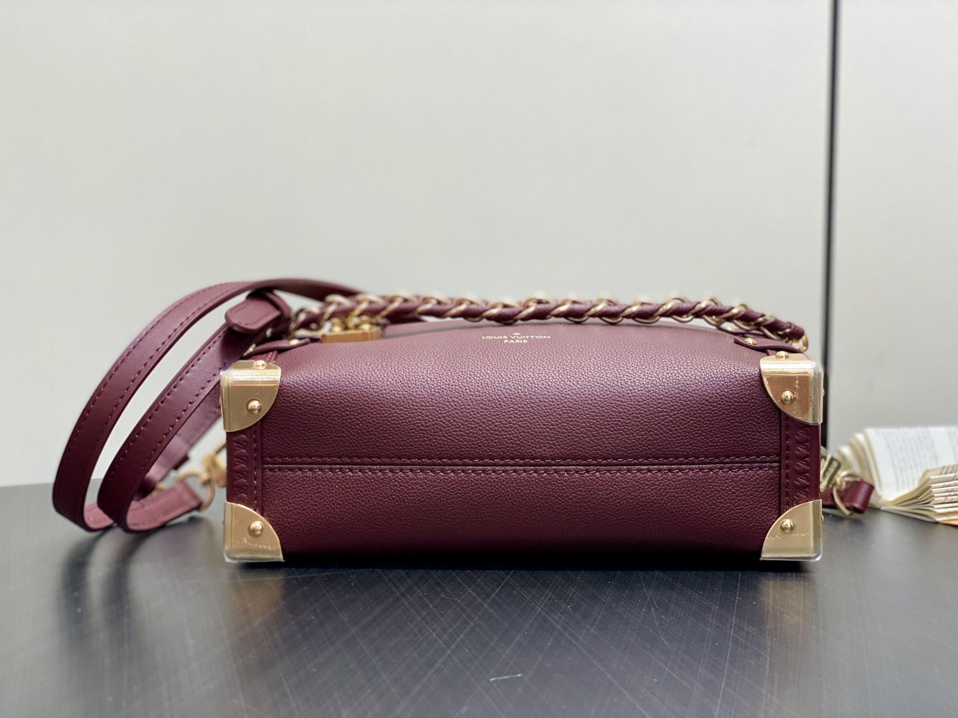 【顶级原单】M25669枣红色 全皮链条软盒子 Side Trunk MM 手袋 这款侧行李箱MM提供优