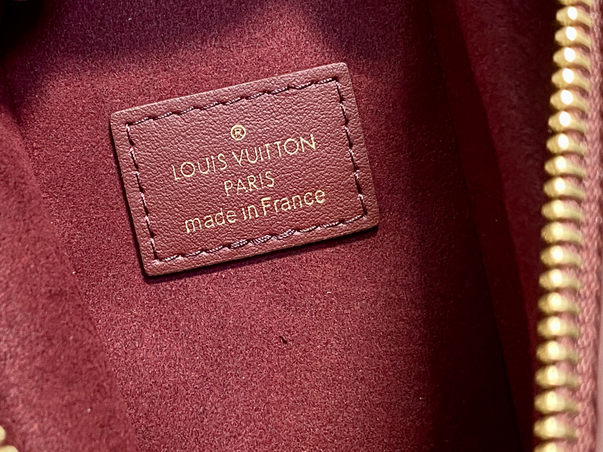 【顶级原单】M25669枣红色 全皮链条软盒子 Side Trunk MM 手袋 这款侧行李箱MM提供优