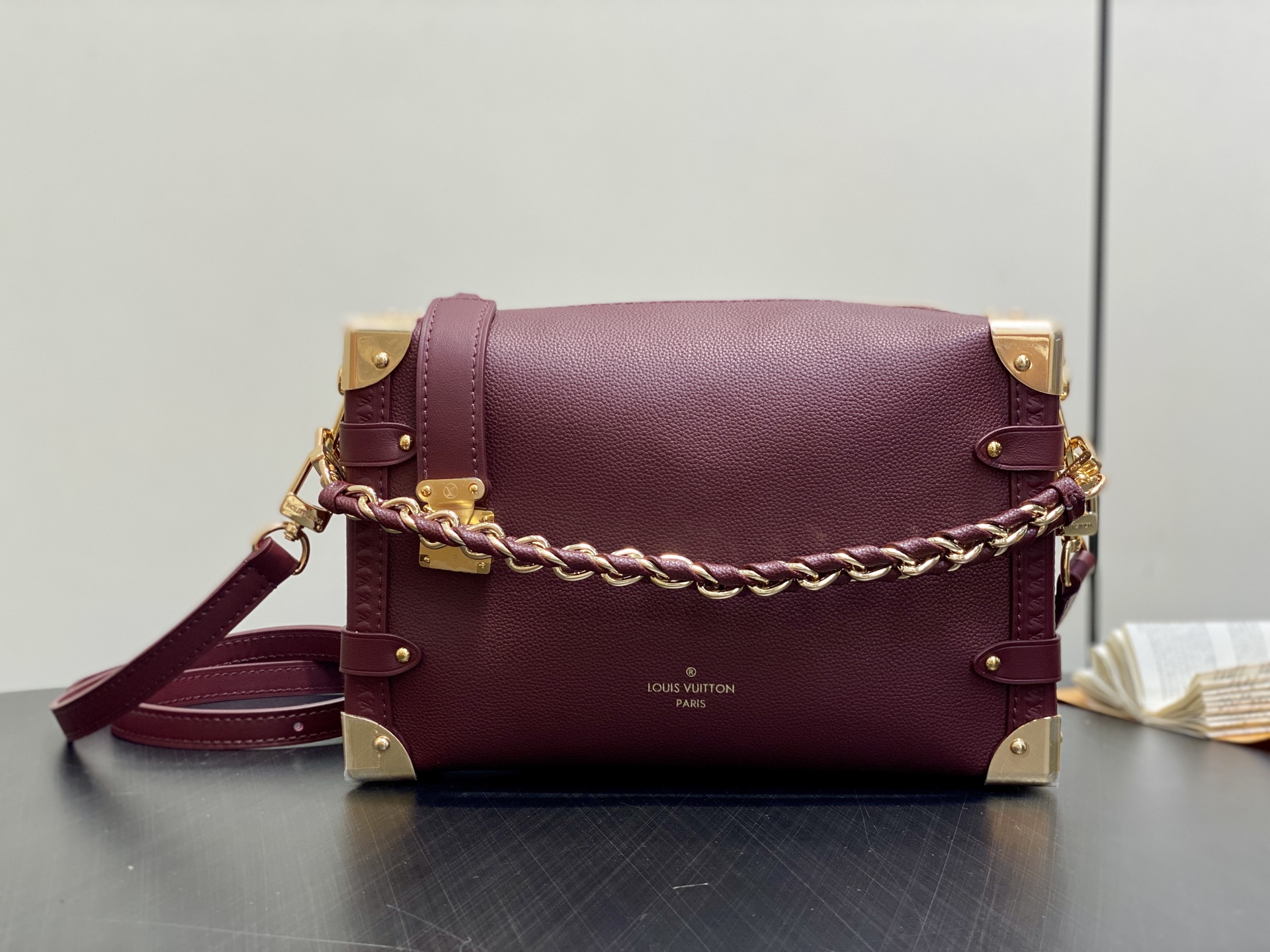 【顶级原单】M25669枣红色 全皮链条软盒子 Side Trunk MM 手袋 这款侧行李箱MM提供优