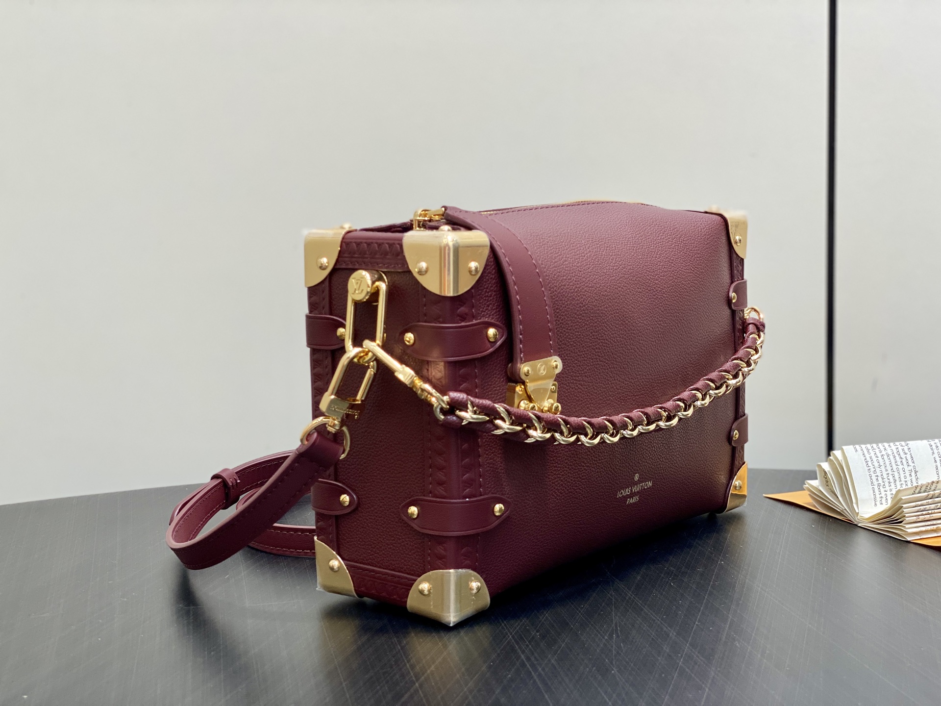 【顶级原单】M25669枣红色 全皮链条软盒子 Side Trunk MM 手袋 这款侧行李箱MM提供优