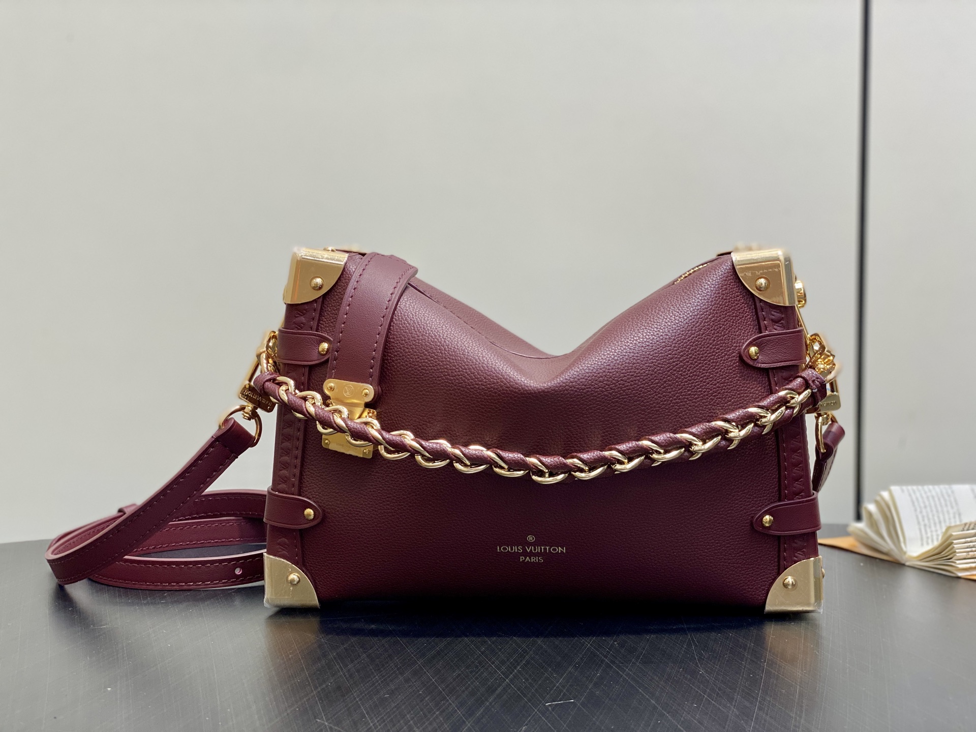 【顶级原单】M25669枣红色 全皮链条软盒子 Side Trunk MM 手袋 这款侧行李箱MM提供优
