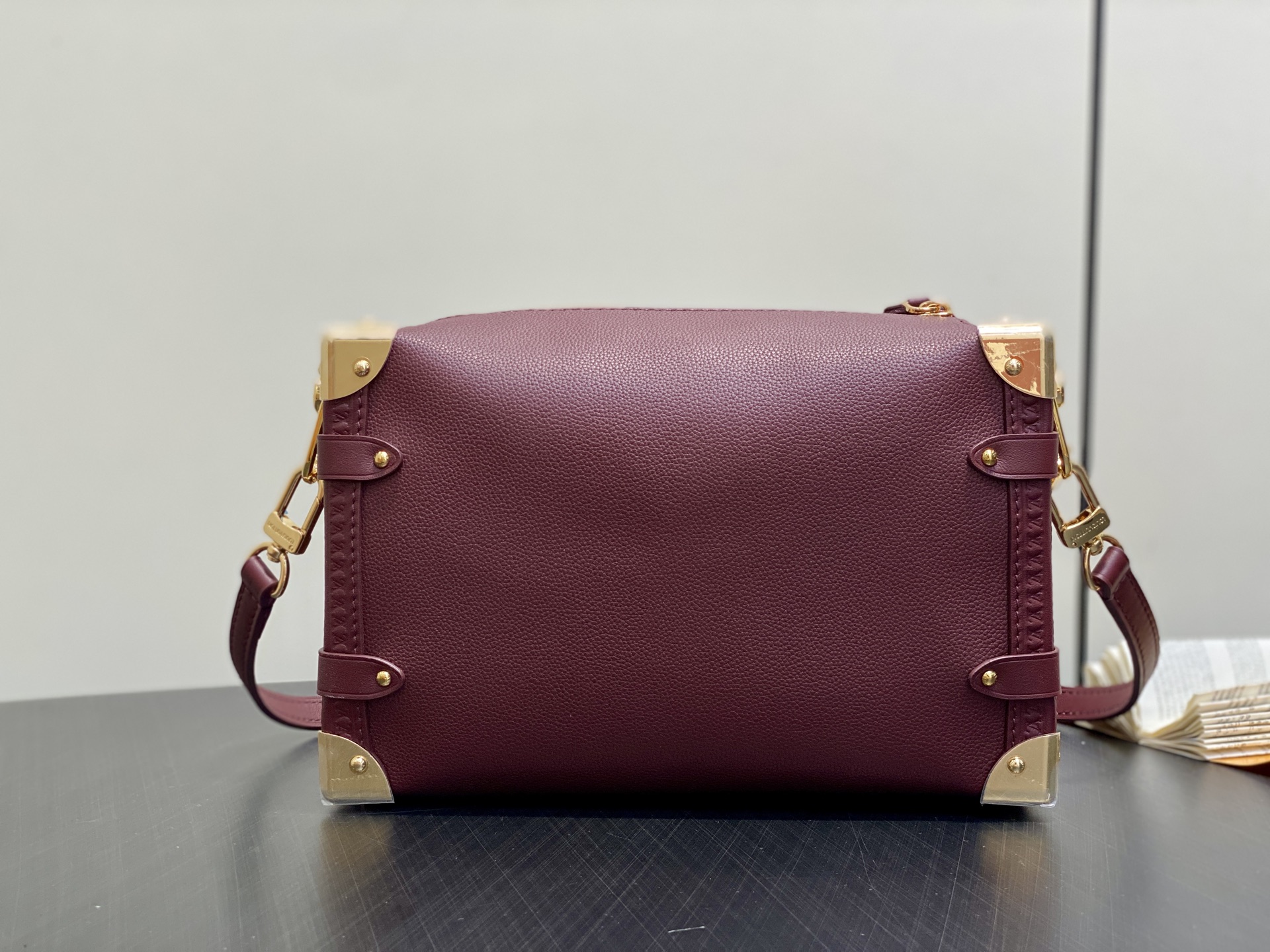 【顶级原单】M25669枣红色 全皮链条软盒子 Side Trunk MM 手袋 这款侧行李箱MM提供优