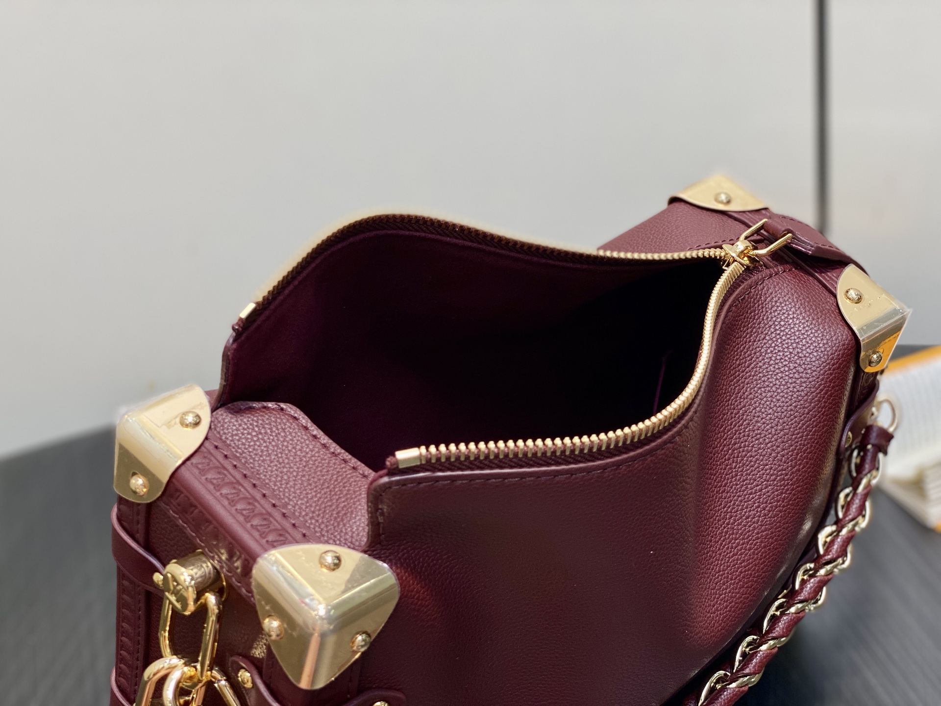 【顶级原单】M25669枣红色 全皮链条软盒子 Side Trunk MM 手袋 这款侧行李箱MM提供优