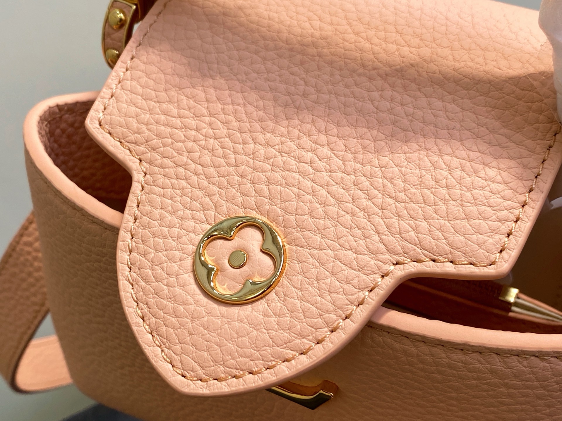 【顶级原单】M14976裸色 四叶草全皮cap那英款 本款Capucines 迷你手袋 于手柄融入精致M