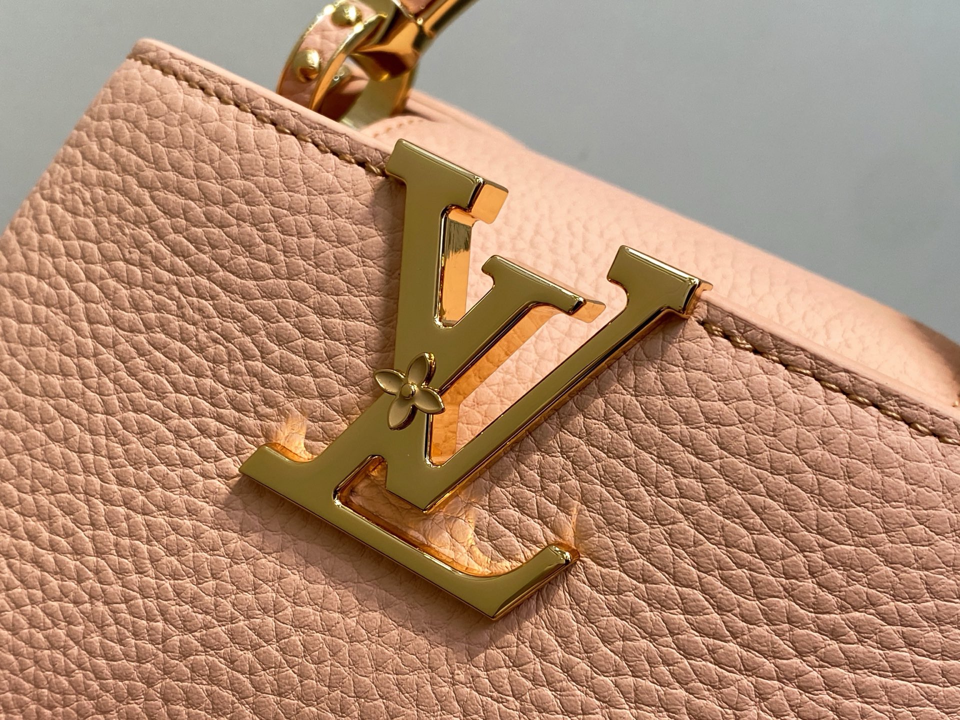 【顶级原单】M14976裸色 四叶草全皮cap那英款 本款Capucines 迷你手袋 于手柄融入精致M