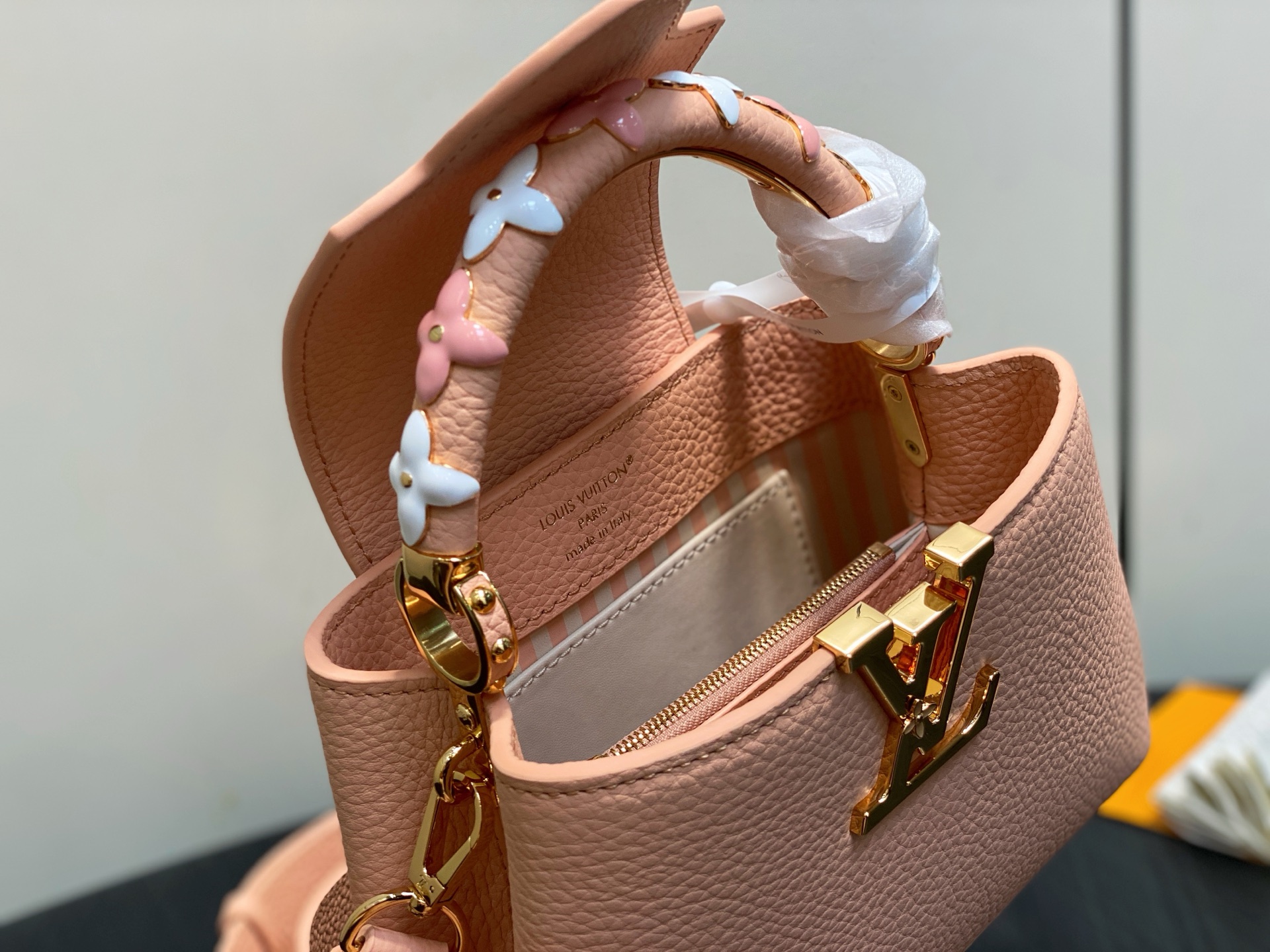 【顶级原单】M14976裸色 四叶草全皮cap那英款 本款Capucines 迷你手袋 于手柄融入精致M