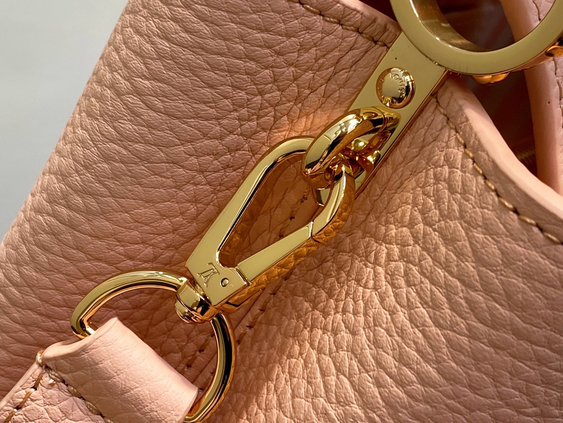 【顶级原单】M14976裸色 四叶草全皮cap那英款 本款Capucines 迷你手袋 于手柄融入精致M