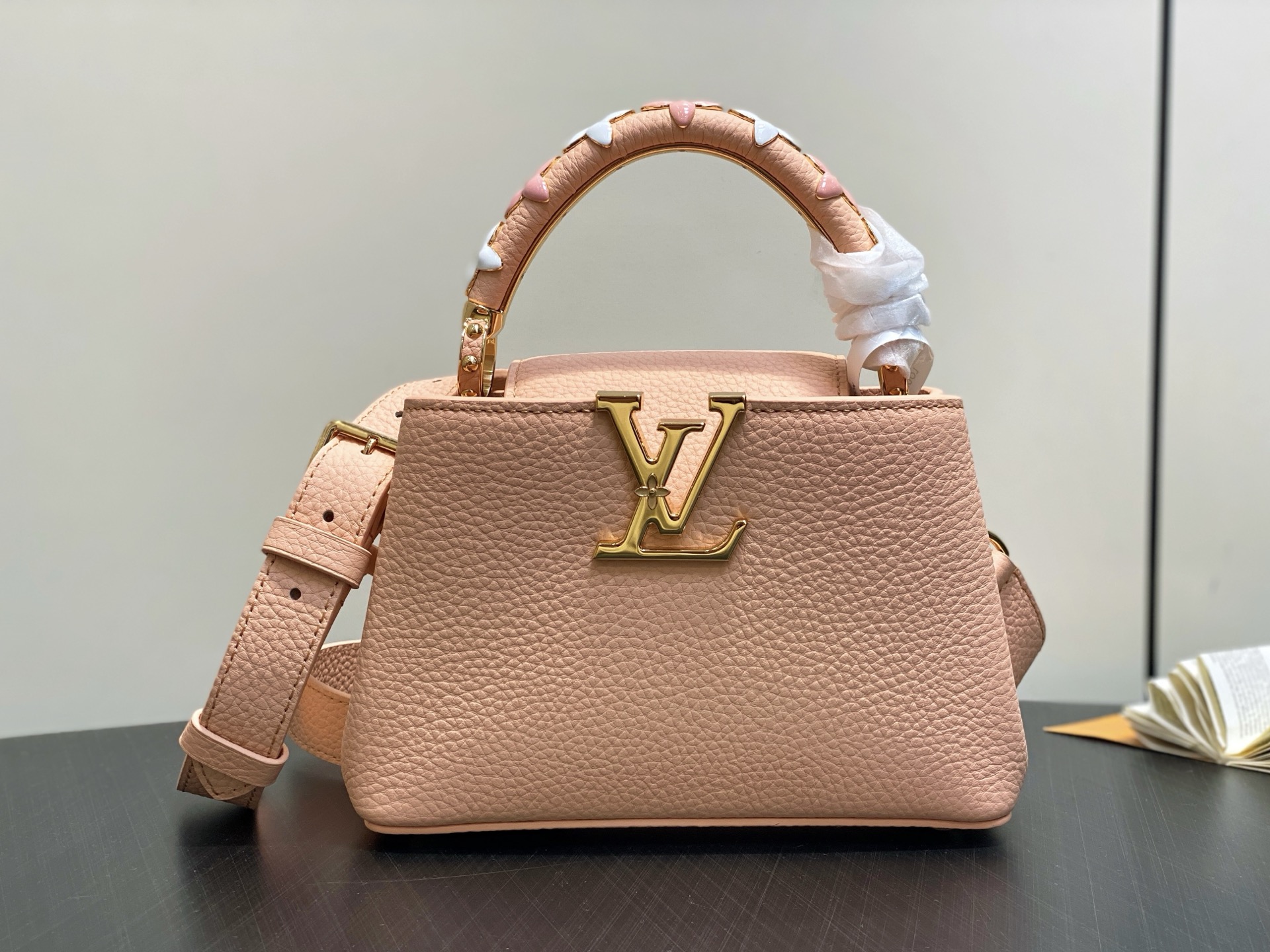 【顶级原单】M14976裸色 四叶草全皮cap那英款 本款Capucines 迷你手袋 于手柄融入精致M