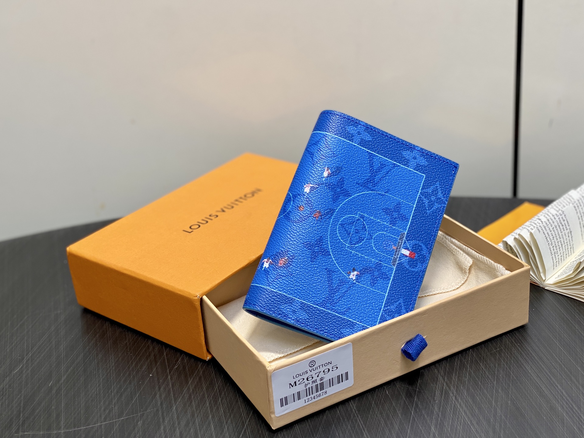 【顶级原单】M26795蓝色 印花护照夹护照套 EARLY ACCESS Lv nigo联名 Passp