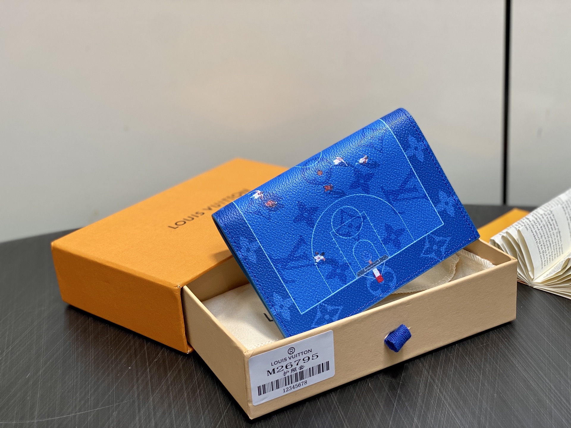 【顶级原单】M26795蓝色 印花护照夹护照套 EARLY ACCESS Lv nigo联名 Passp