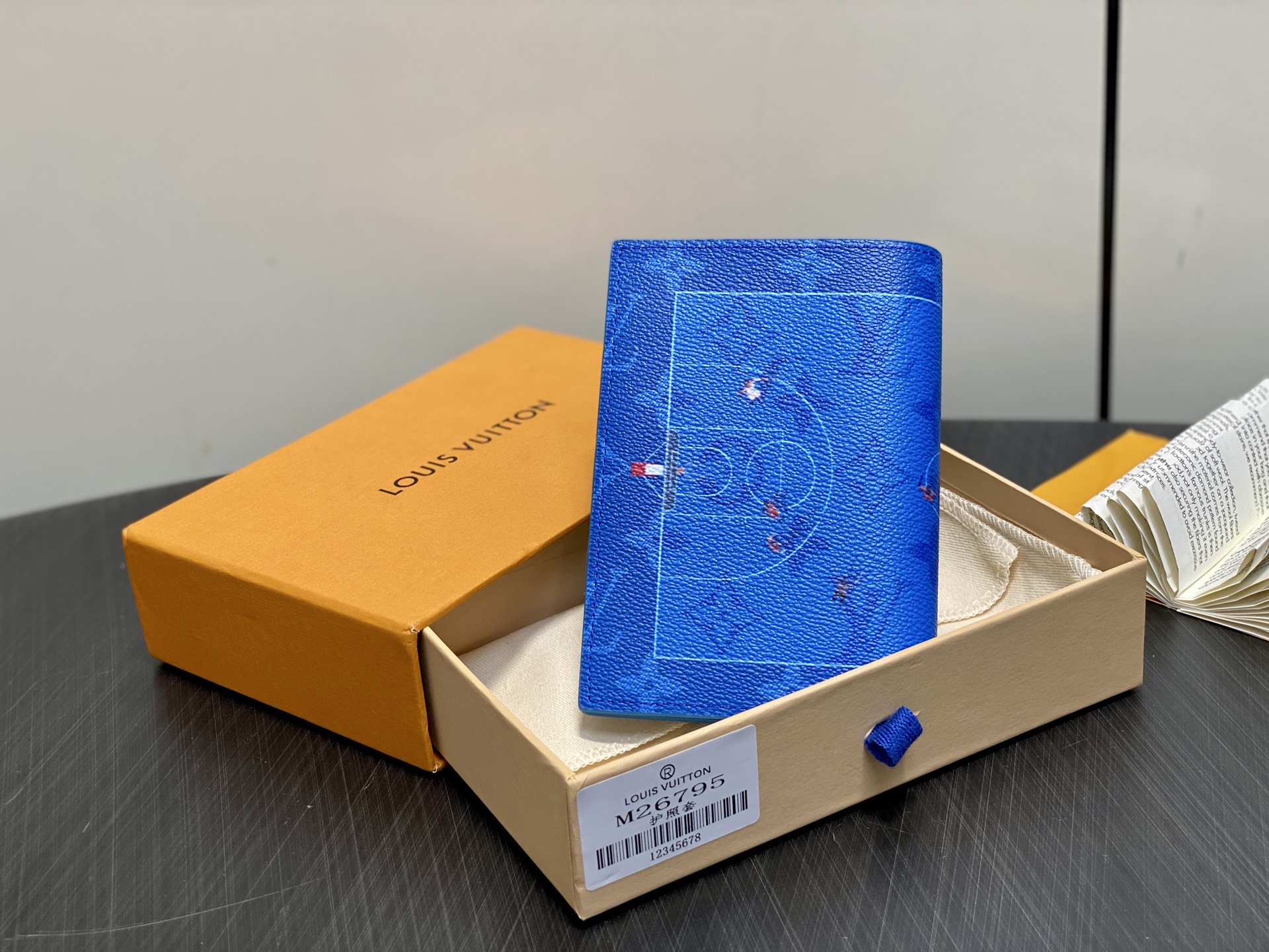 【顶级原单】M26795蓝色 印花护照夹护照套 EARLY ACCESS Lv nigo联名 Passp