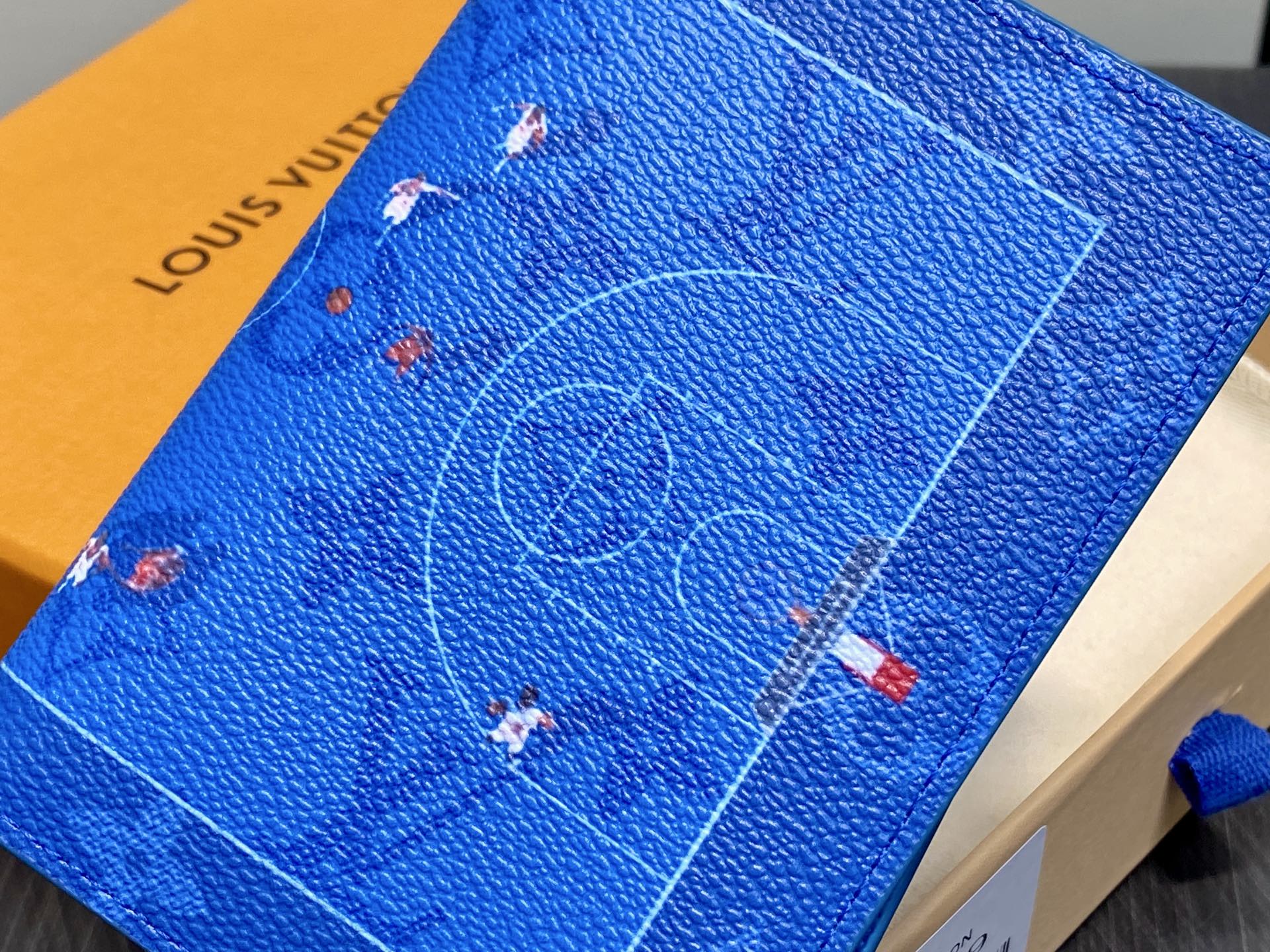 【顶级原单】M26795蓝色 印花护照夹护照套 EARLY ACCESS Lv nigo联名 Passp