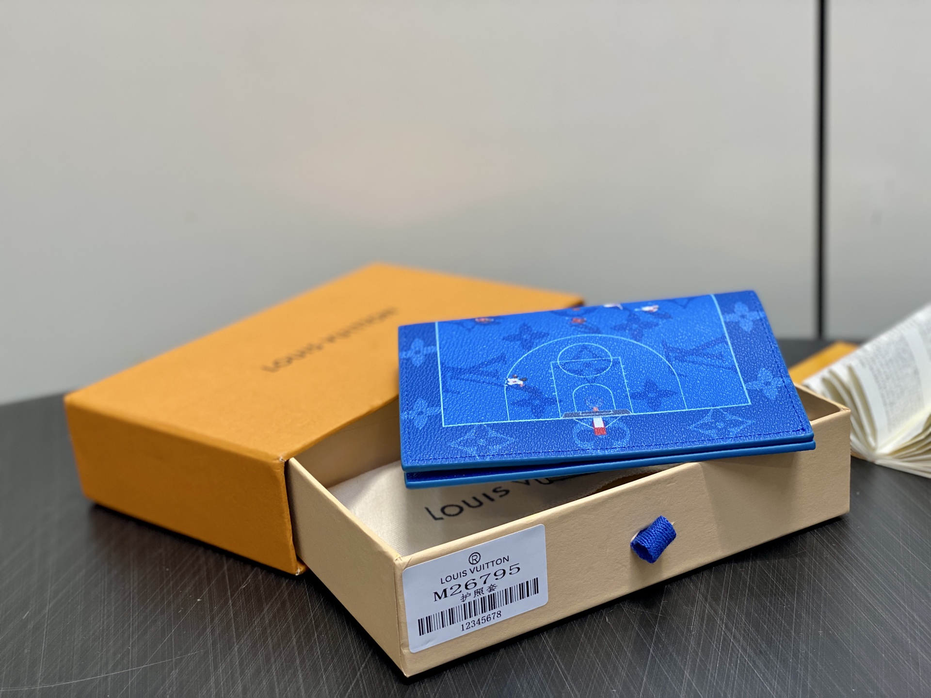 【顶级原单】M26795蓝色 印花护照夹护照套 EARLY ACCESS Lv nigo联名 Passp