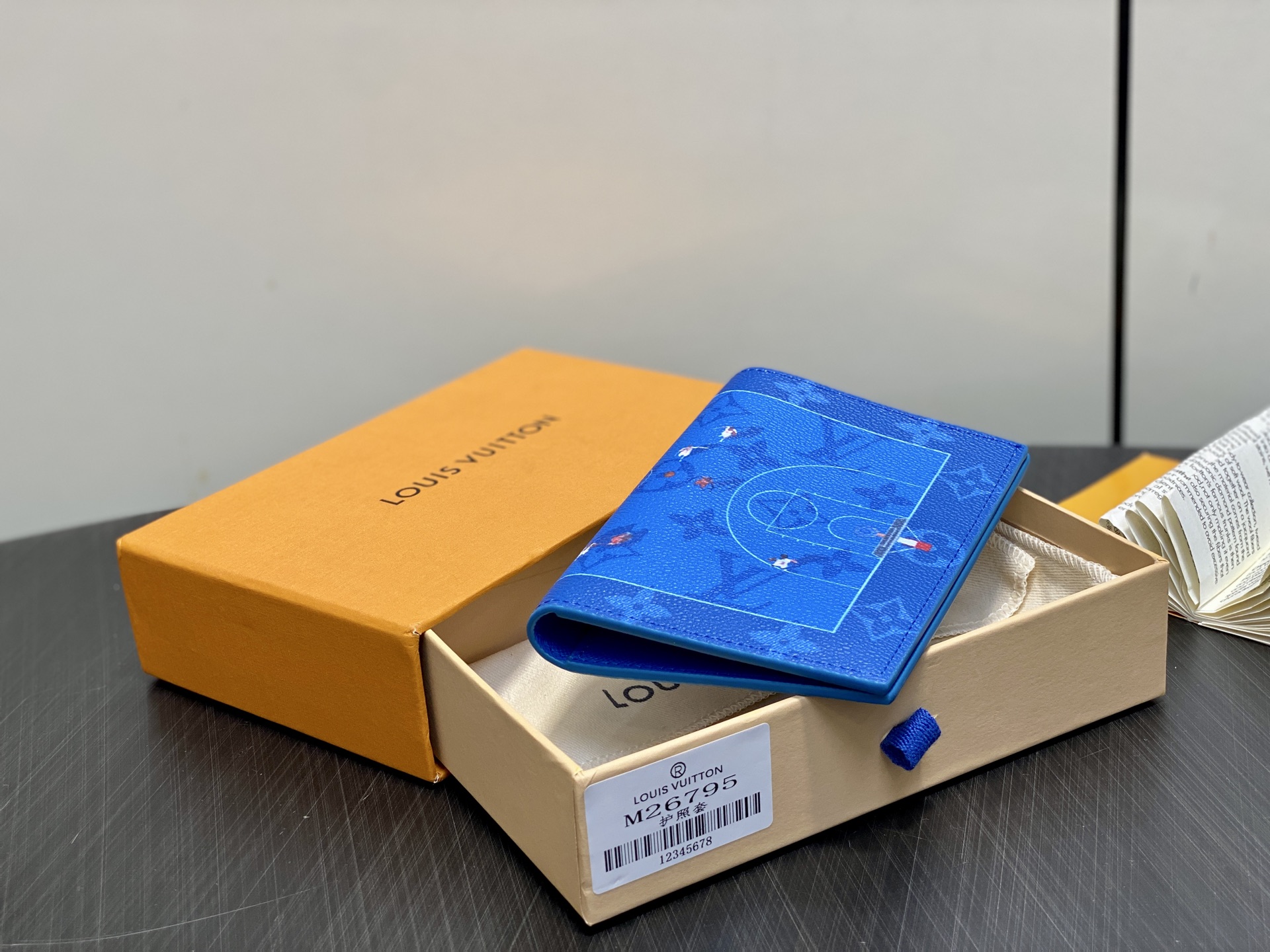 【顶级原单】M26795蓝色 印花护照夹护照套 EARLY ACCESS Lv nigo联名 Passp