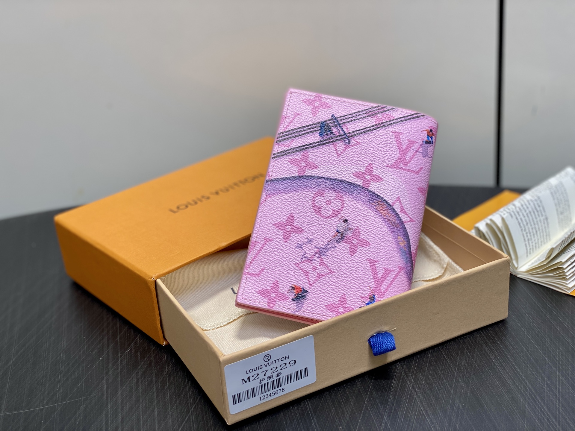【顶级原单】M27229粉色 印花护照夹护照套 EARLY ACCESS Lv nigo联名 Passp