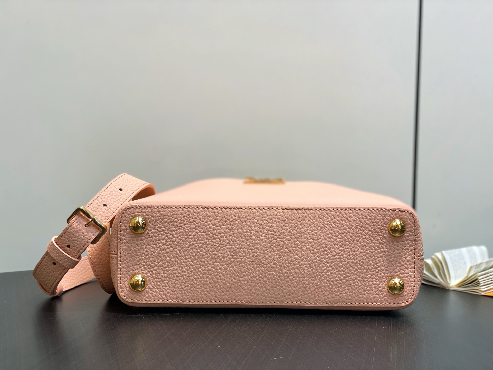 【顶级原单】M14976裸色 四叶草全皮cap那英款 本款Capucines BB手袋 于手柄融入精致M