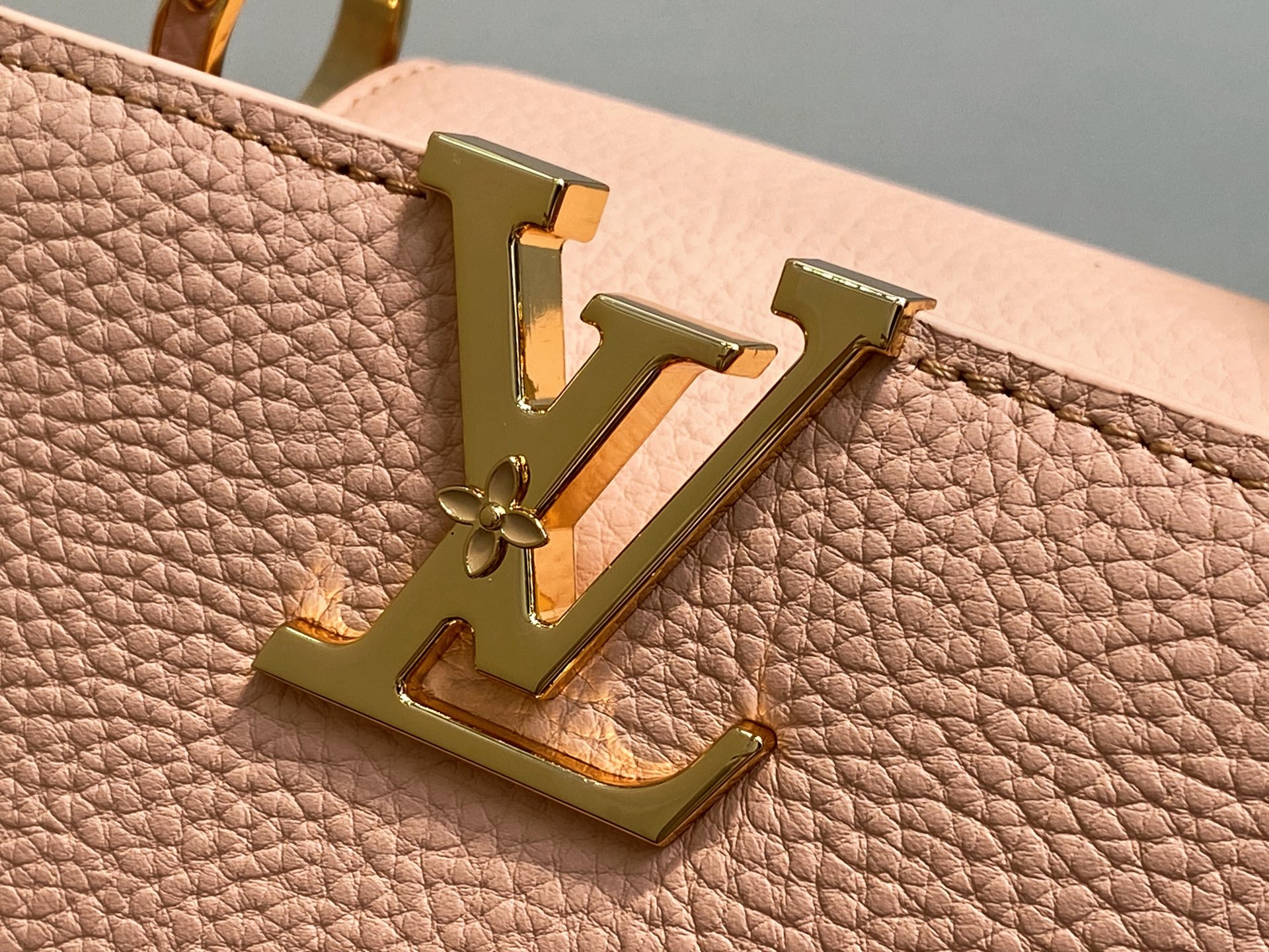 【顶级原单】M14976裸色 四叶草全皮cap那英款 本款Capucines BB手袋 于手柄融入精致M