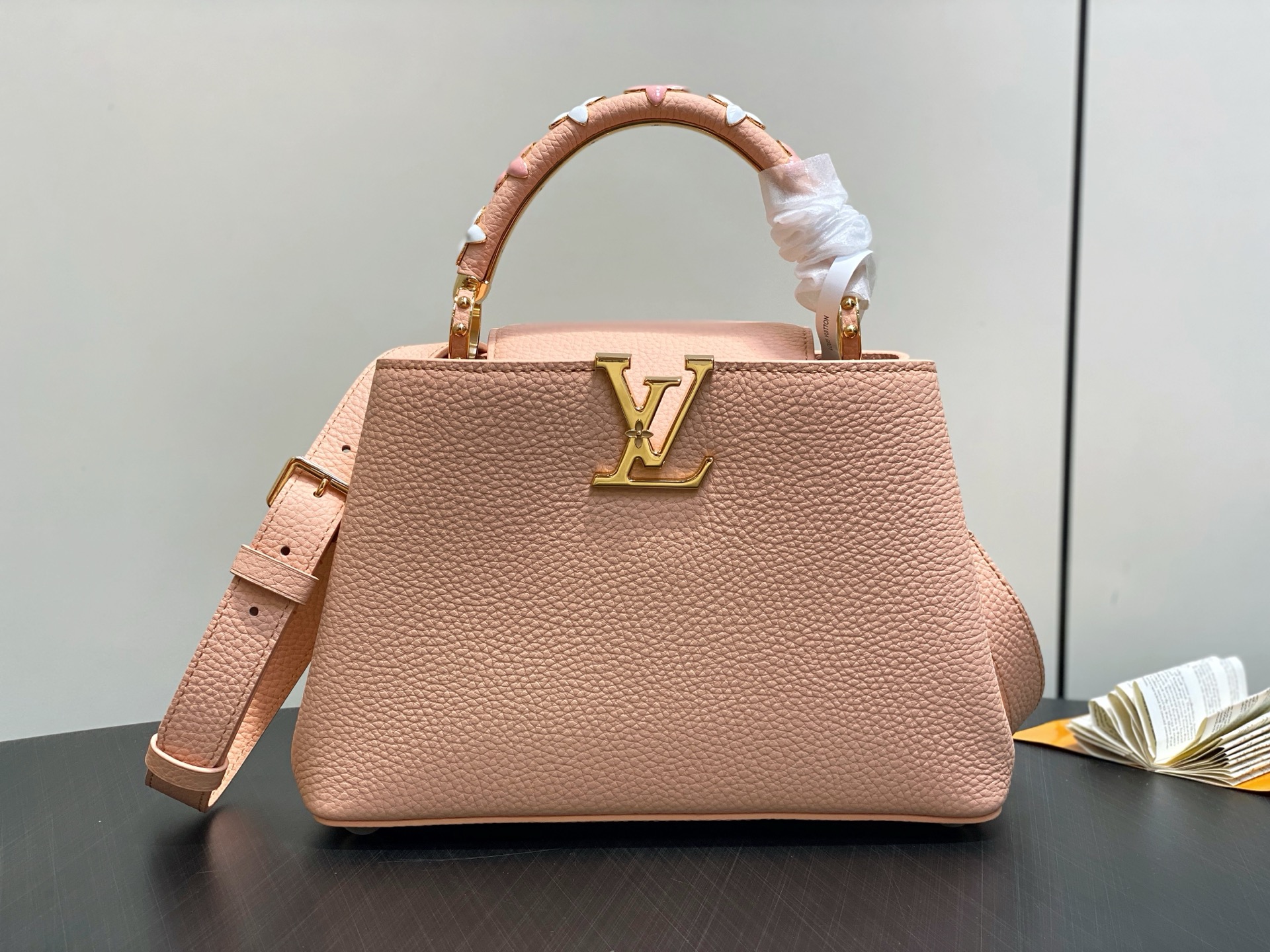 【顶级原单】M14976裸色 四叶草全皮cap那英款 本款Capucines BB手袋 于手柄融入精致M