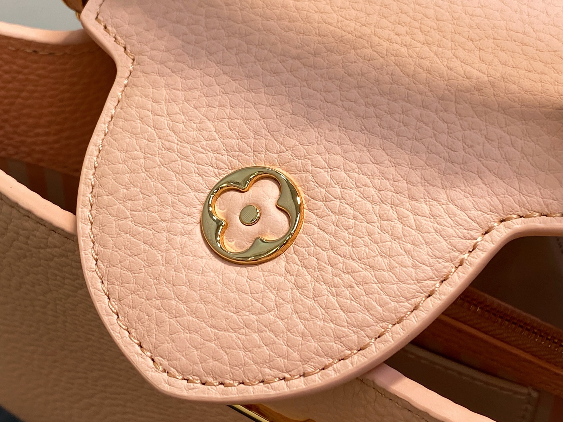 【顶级原单】M14976裸色 四叶草全皮cap那英款 本款Capucines BB手袋 于手柄融入精致M