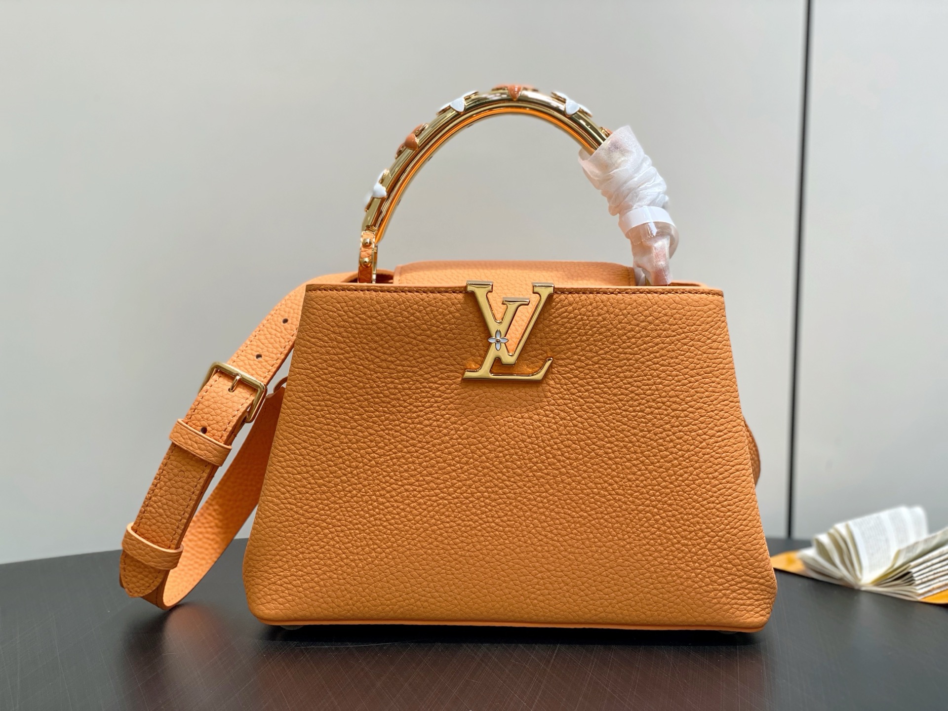 【顶级原单】M14976土黄 四叶草全皮cap那英款 本款Capucines BB手袋 于手柄融入精致M