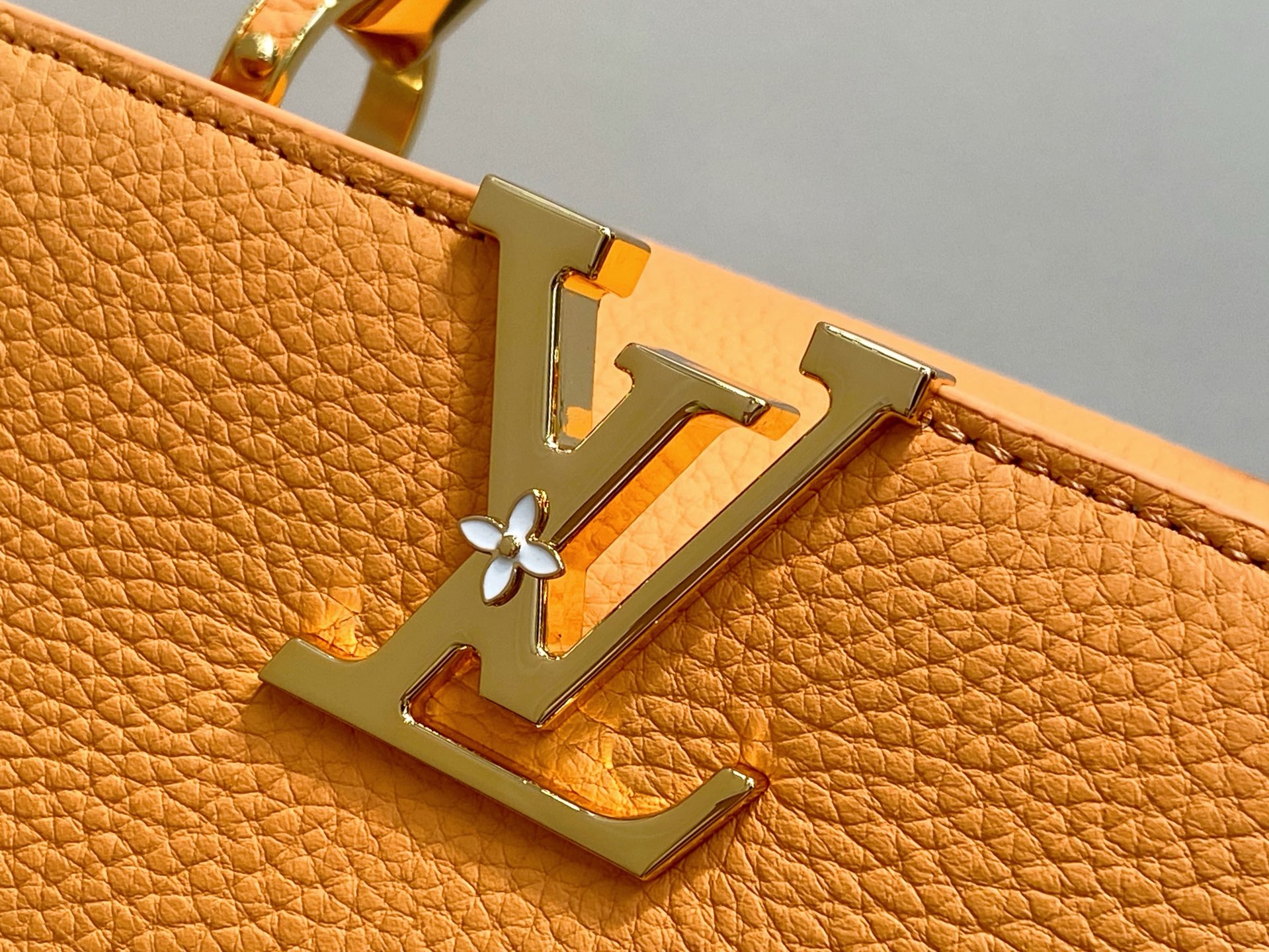 【顶级原单】M14976土黄 四叶草全皮cap那英款 本款Capucines BB手袋 于手柄融入精致M