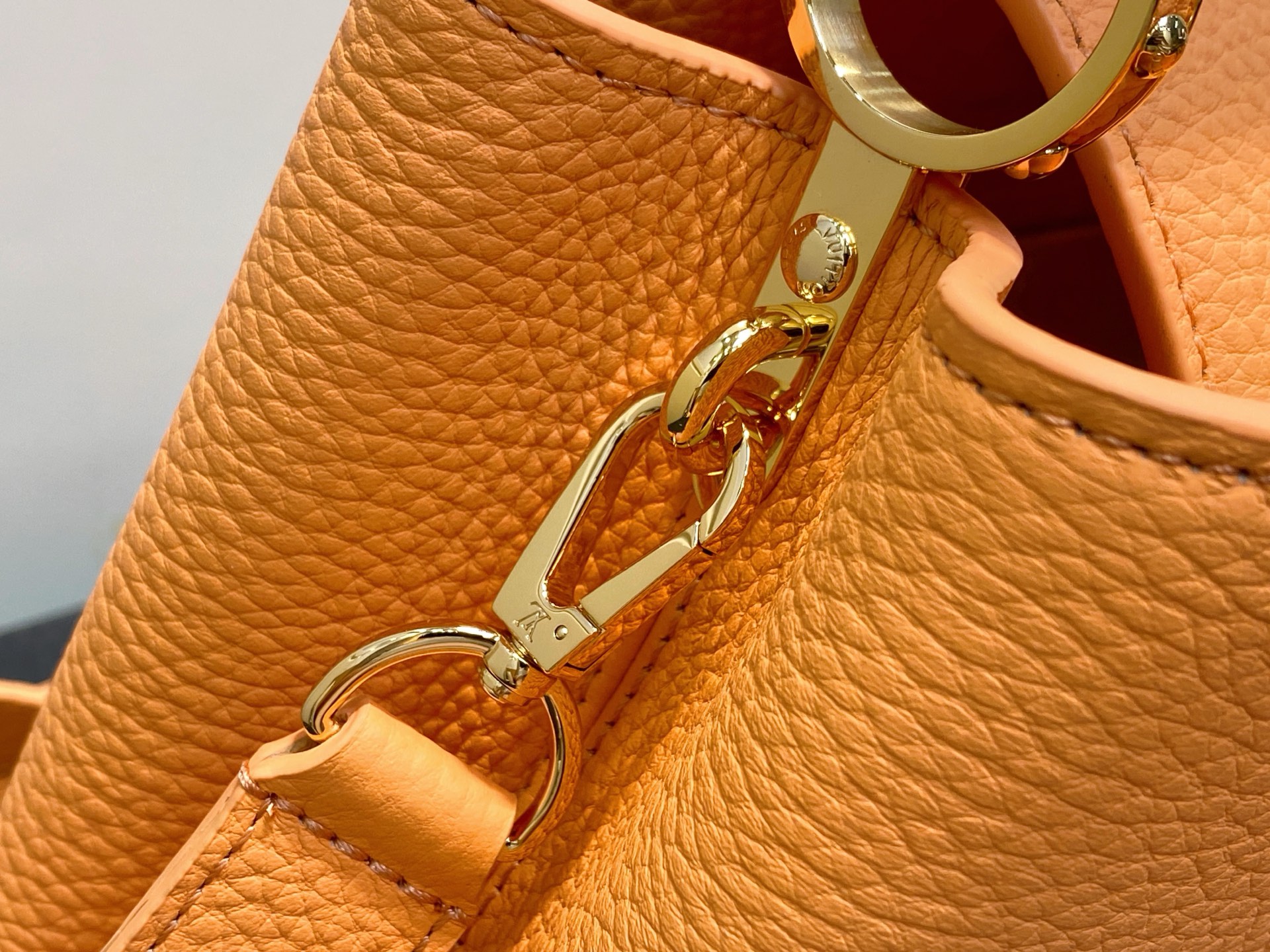 【顶级原单】M14976土黄 四叶草全皮cap那英款 本款Capucines BB手袋 于手柄融入精致M