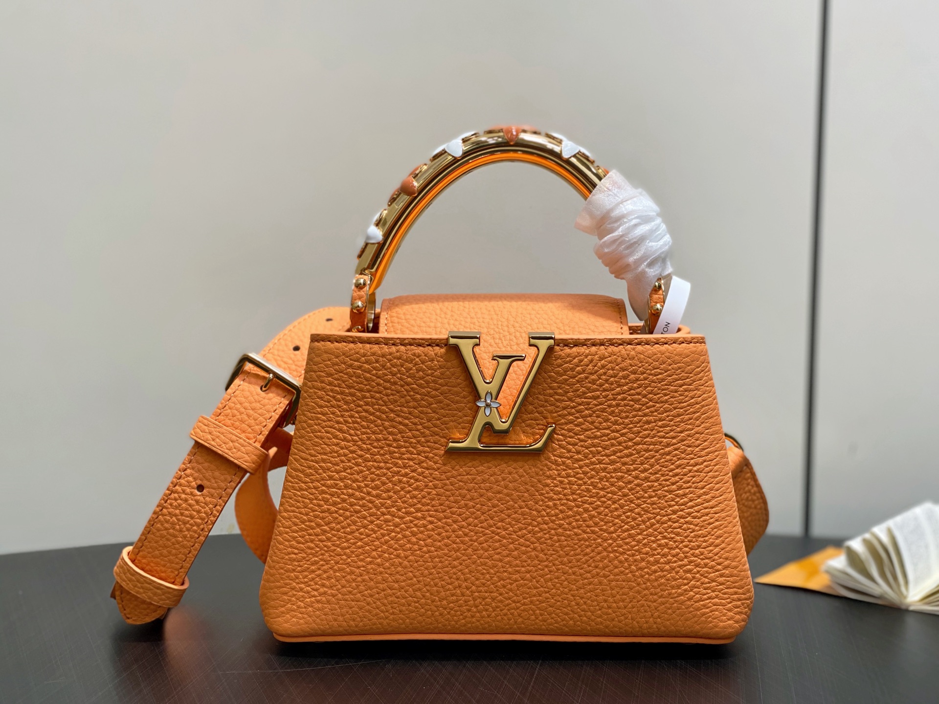 【顶级原单】M14976土黄 四叶草全皮cap那英款 本款Capucines 迷你手袋 于手柄融入精致M