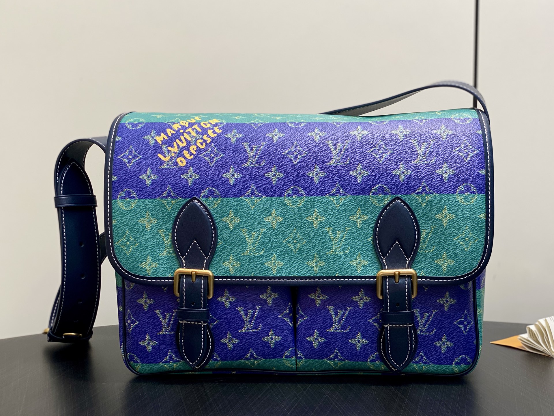 【顶级原单】M15187蓝色渐变 男包邮差包 Satchel 邮差包 本款Satchel邮差包为Mono