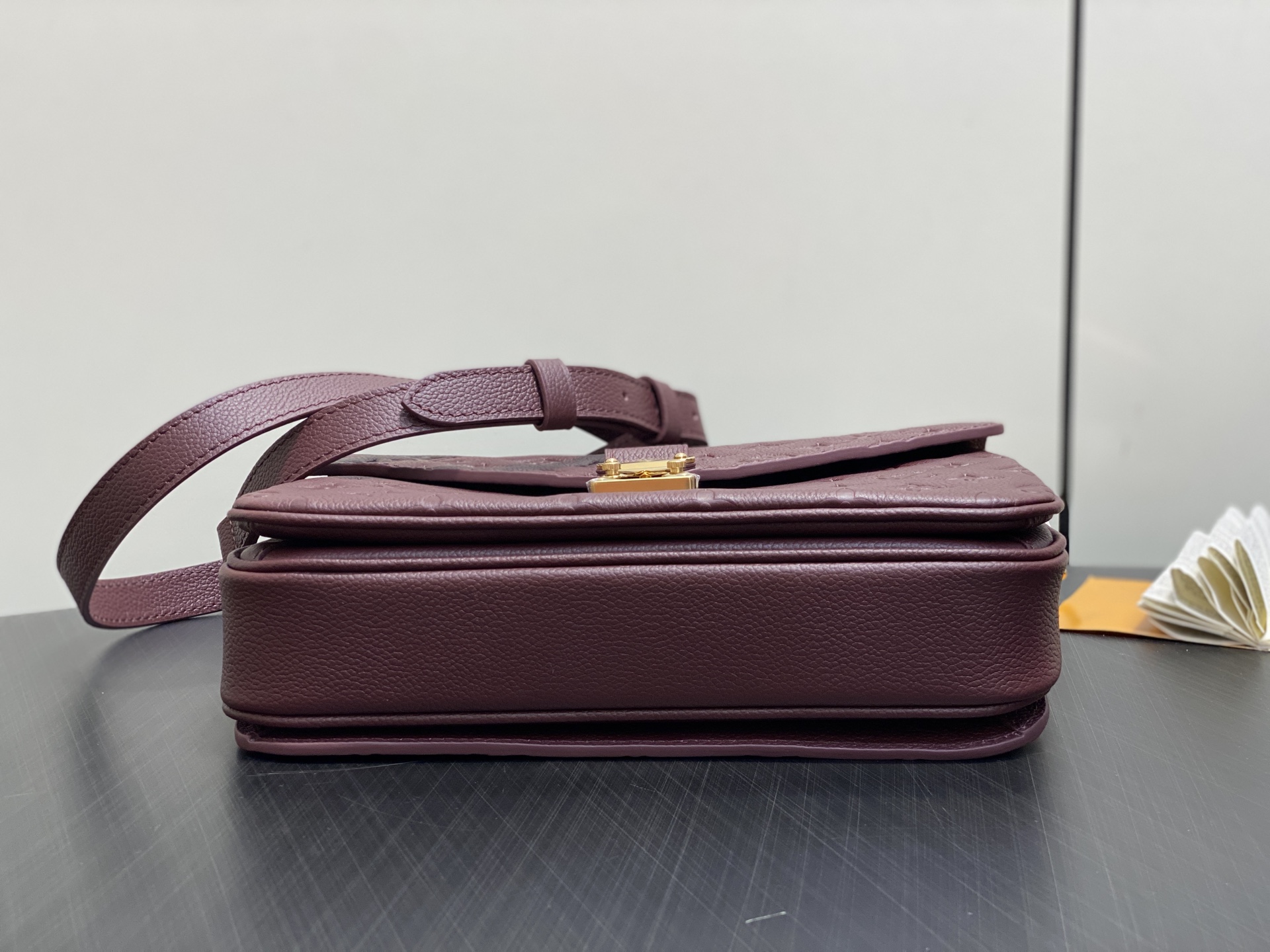 【顶级原单】M41487酒红 M25939 全皮压花邮差包 Pochette Métis 手袋 以内敛而