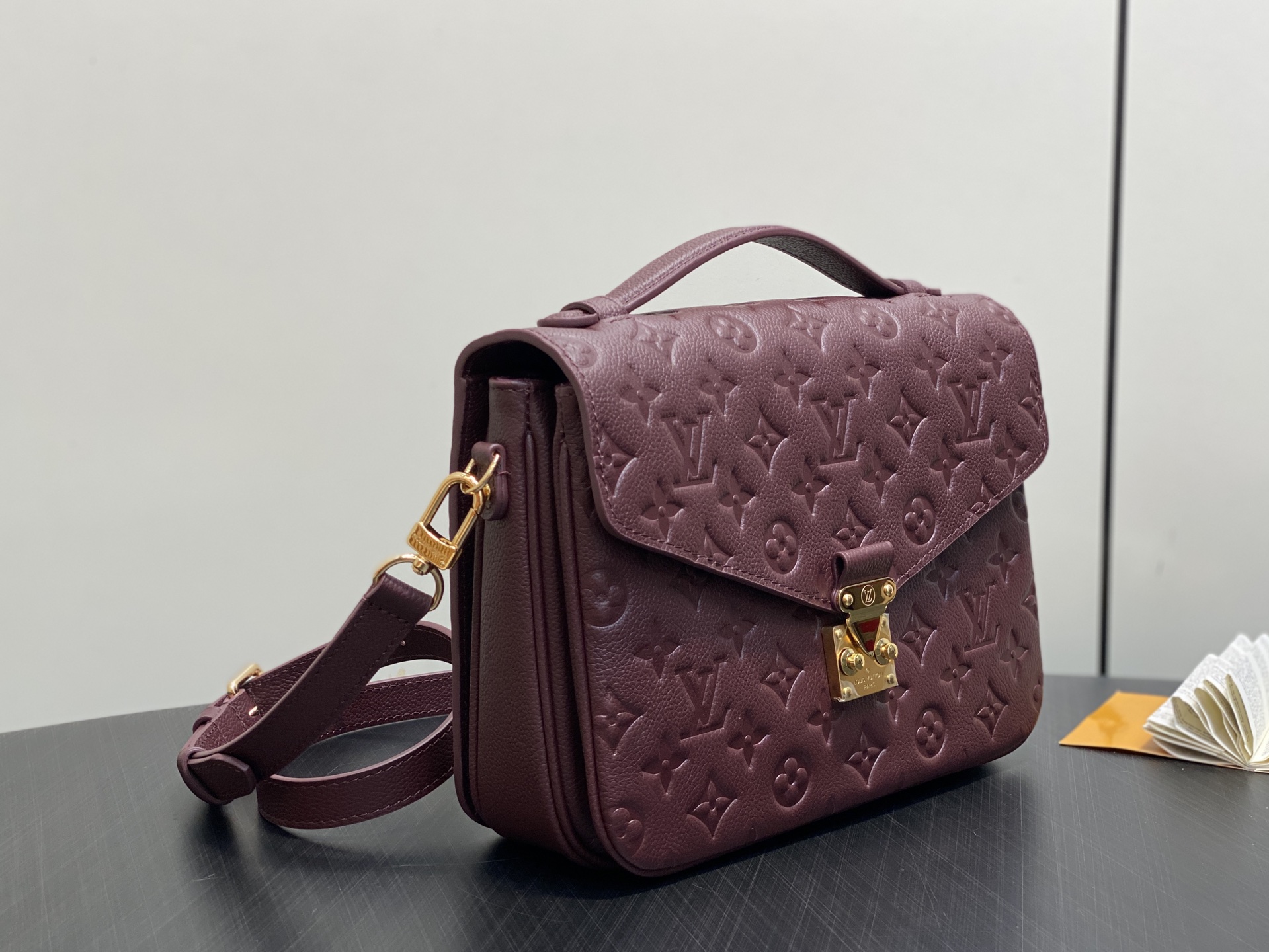 【顶级原单】M41487酒红 M25939 全皮压花邮差包 Pochette Métis 手袋 以内敛而