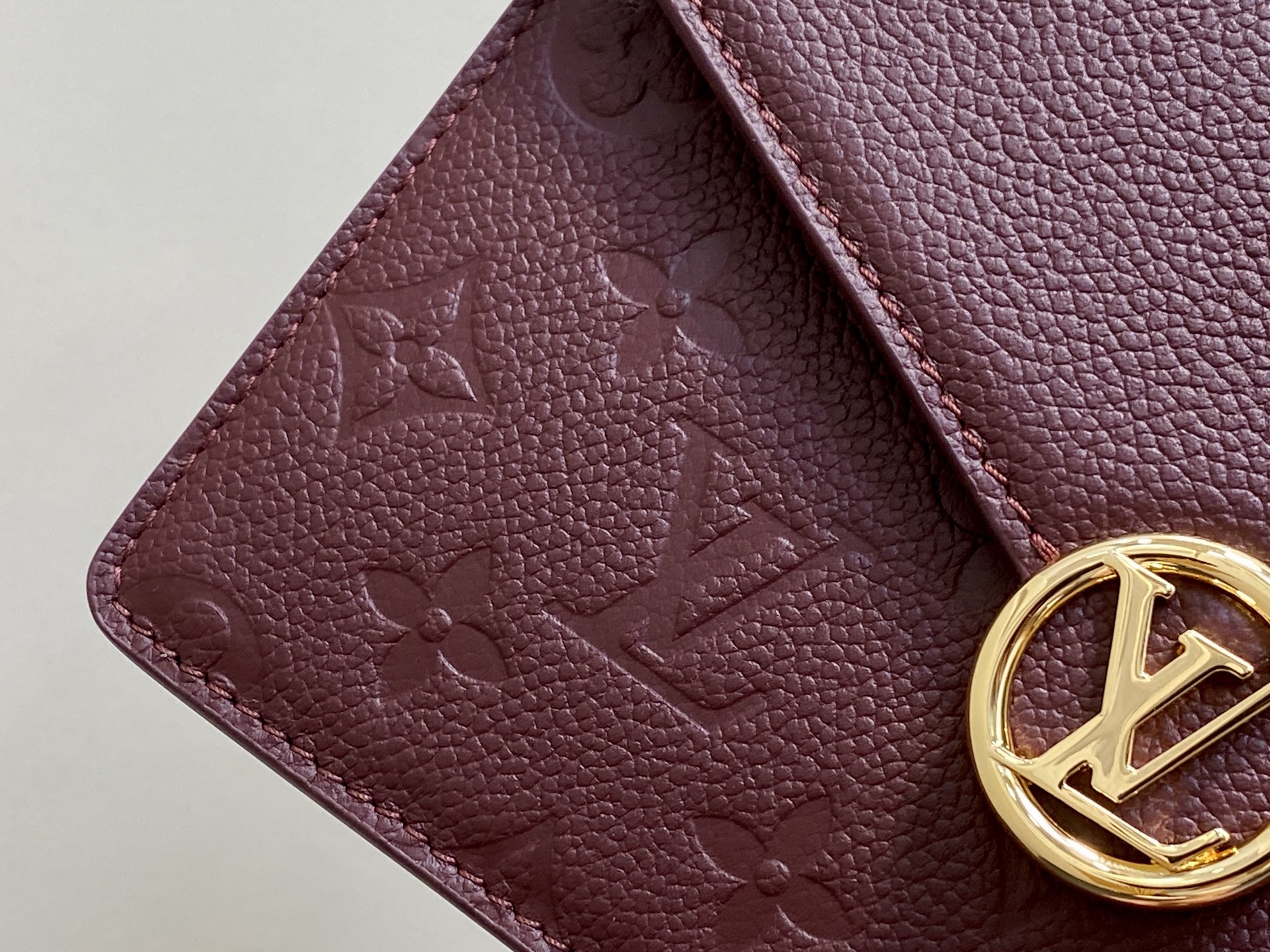 【顶级原单】M25814枣红色 全皮压花链条信封包 Portefeuille chaîne Rosy 手