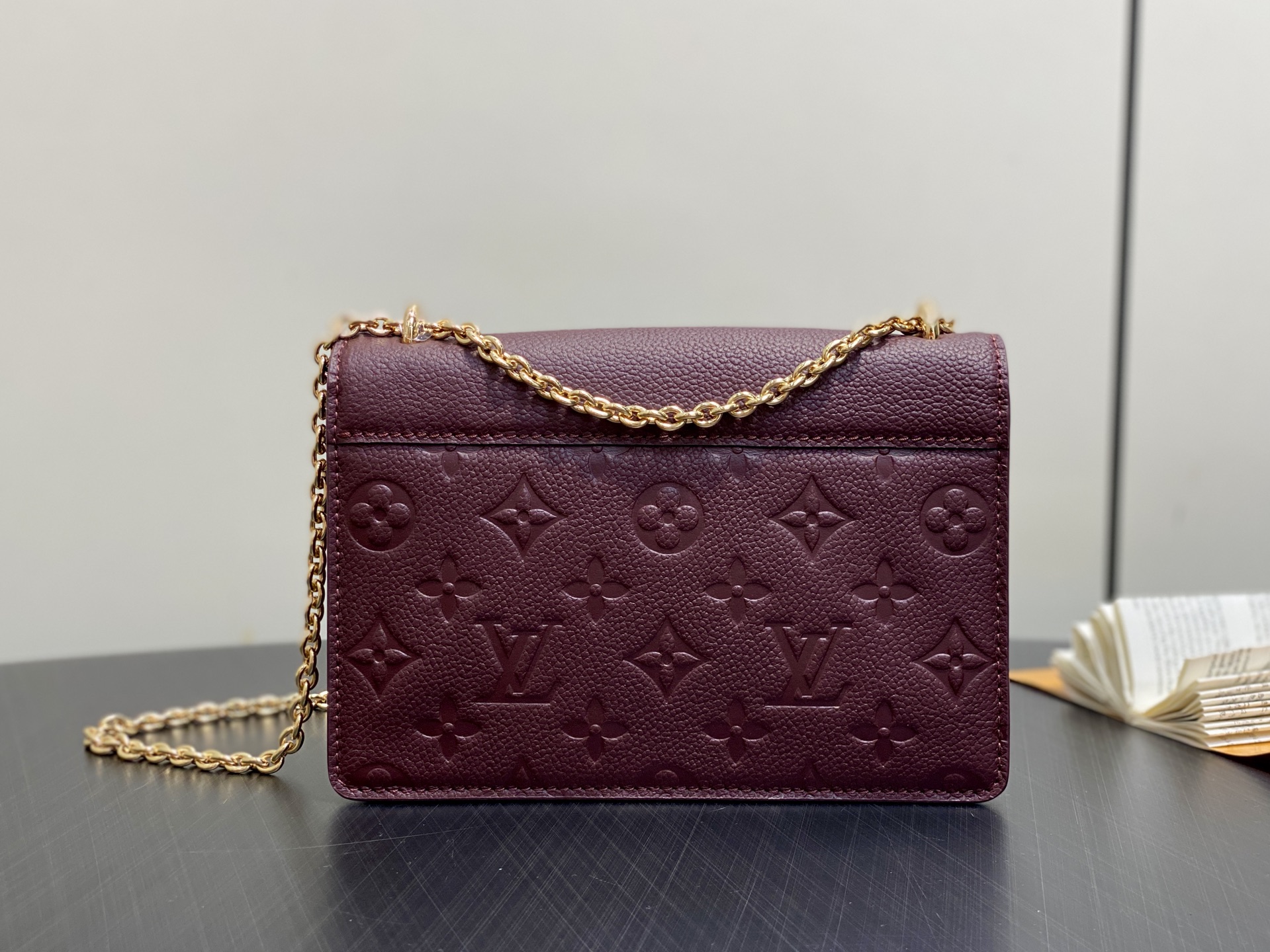 【顶级原单】M25814枣红色 全皮压花链条信封包 Portefeuille chaîne Rosy 手