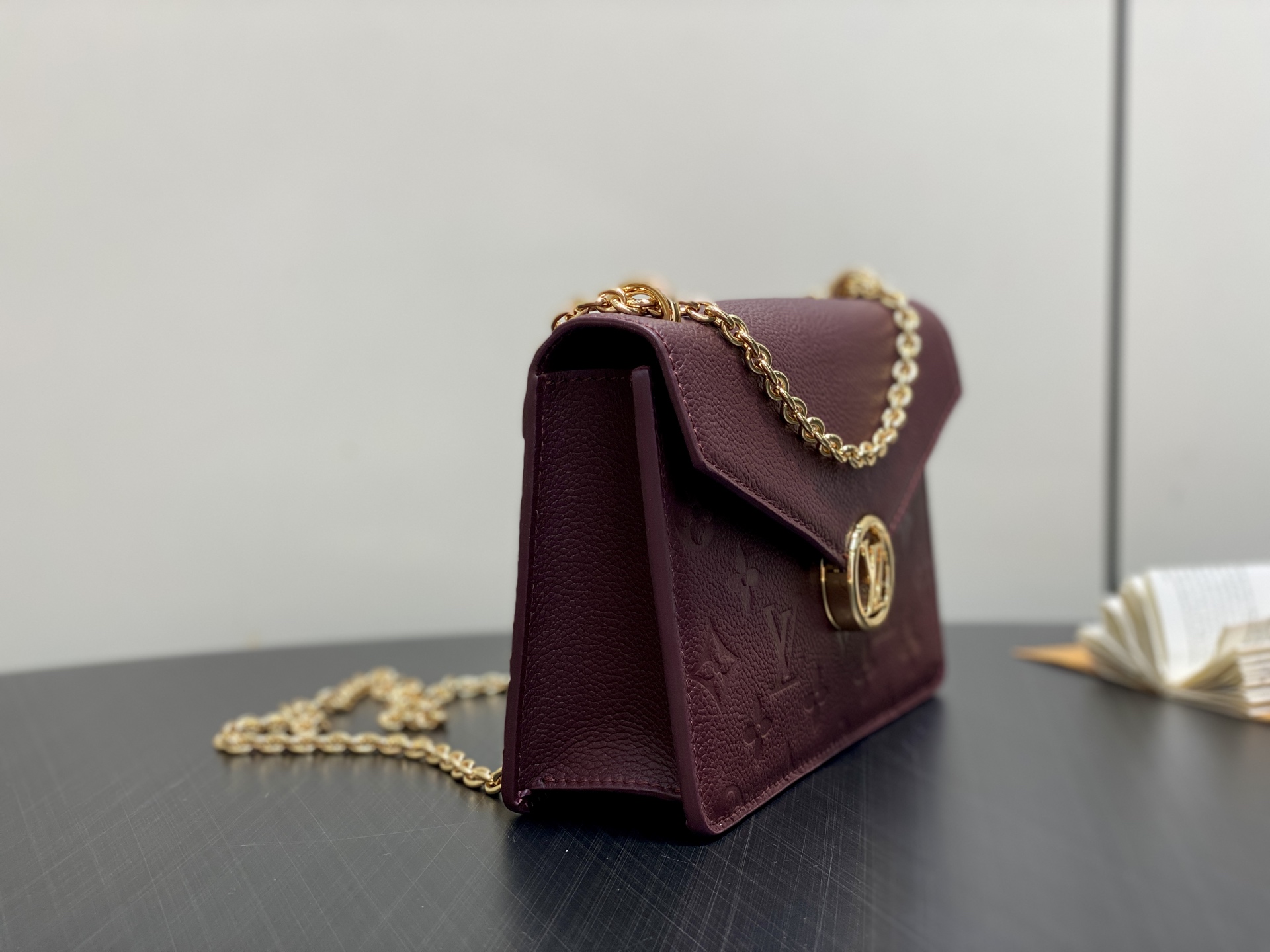 【顶级原单】M25814枣红色 全皮压花链条信封包 Portefeuille chaîne Rosy 手