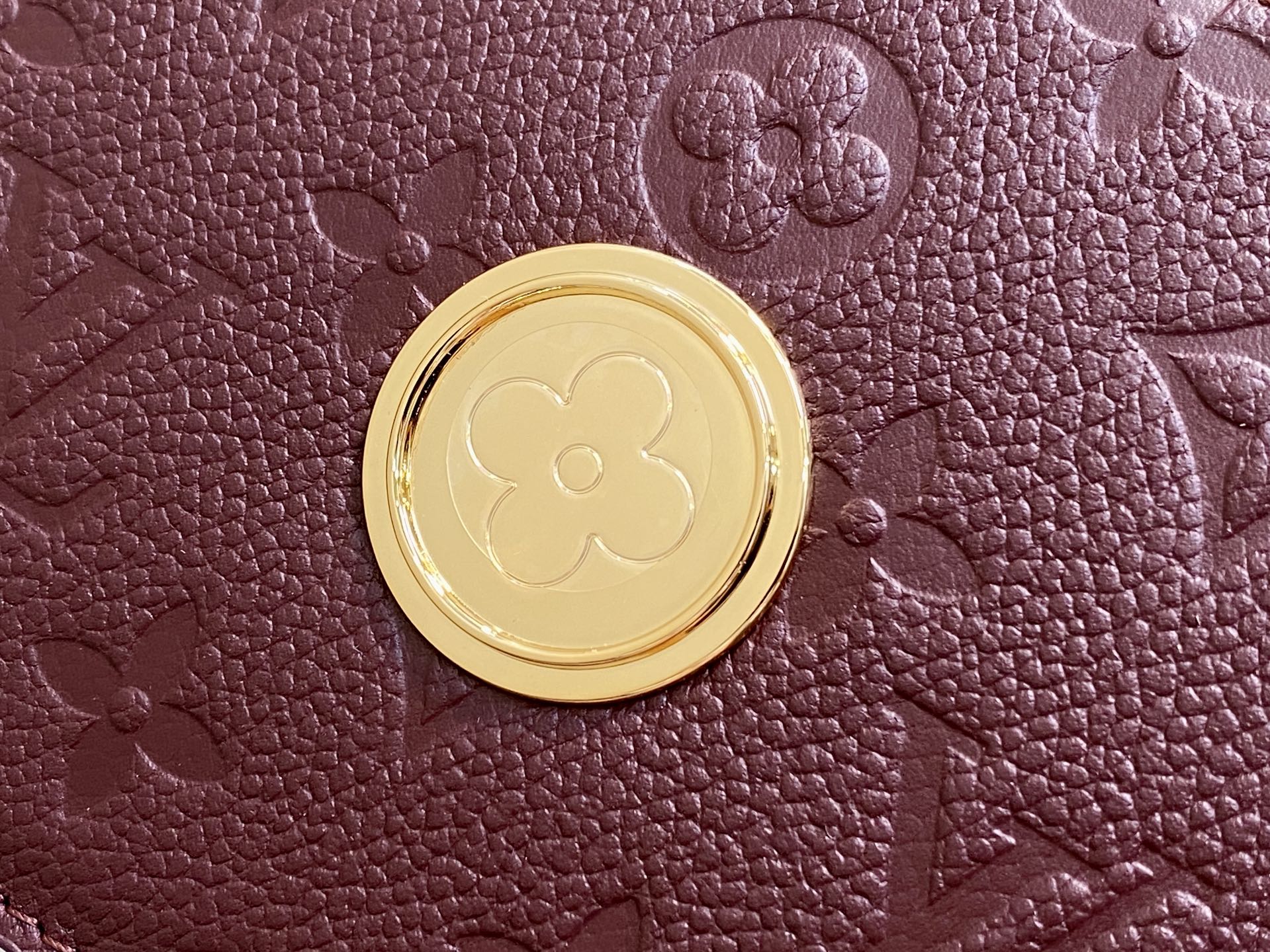 【顶级原单】M25814枣红色 全皮压花链条信封包 Portefeuille chaîne Rosy 手