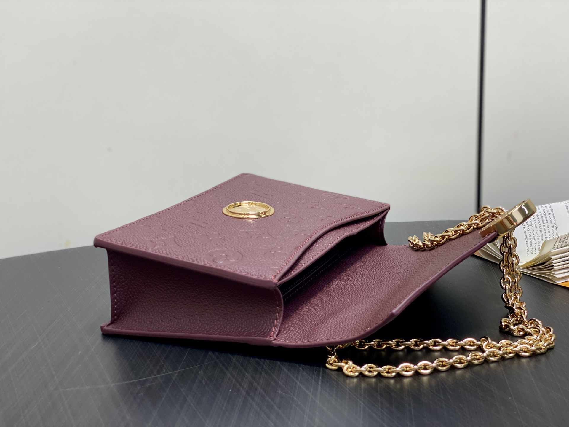 【顶级原单】M25814枣红色 全皮压花链条信封包 Portefeuille chaîne Rosy 手