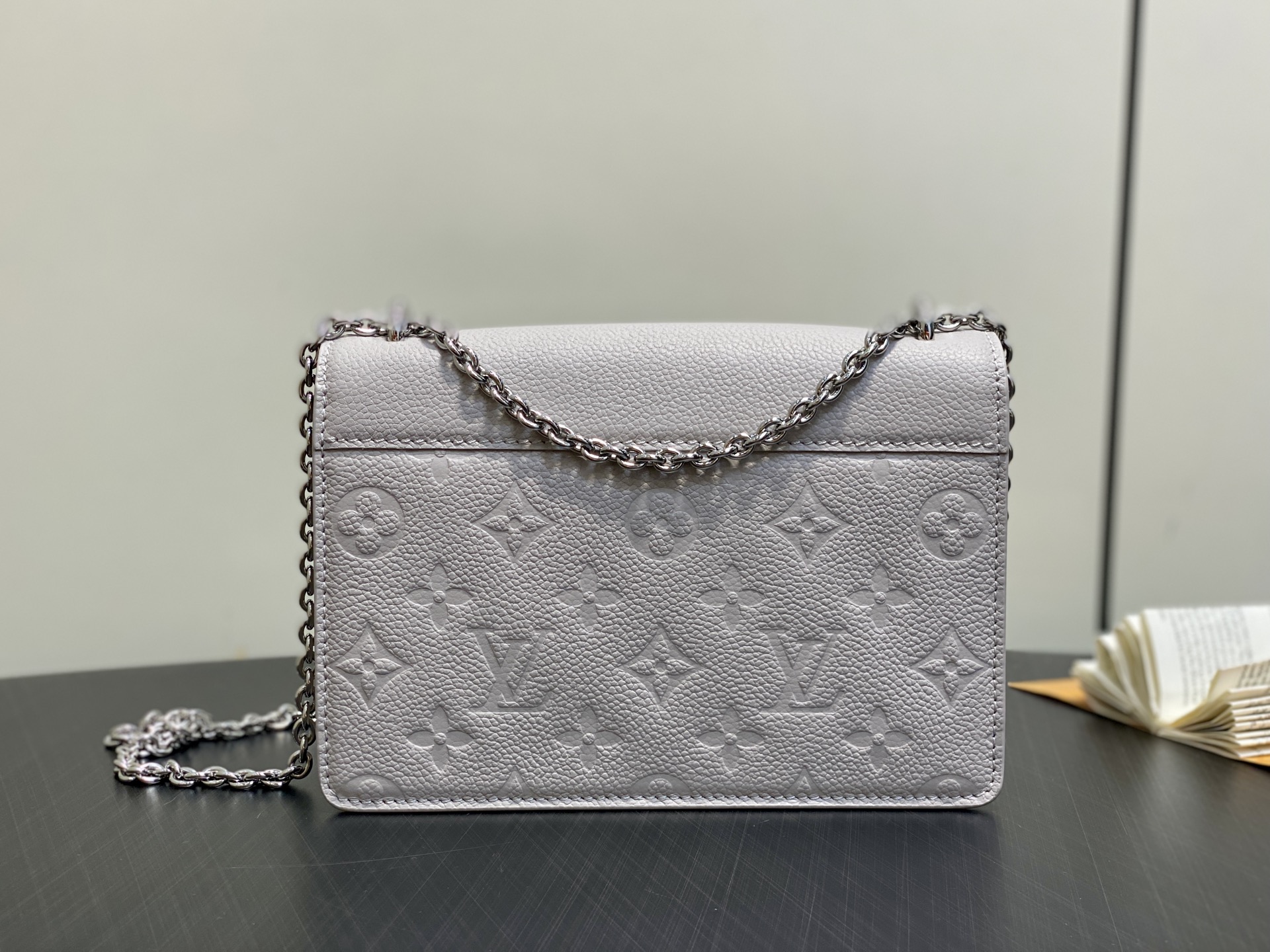 【顶级原单】M13570灰色 全皮压花链条信封包 Portefeuille chaîne Rosy 手袋