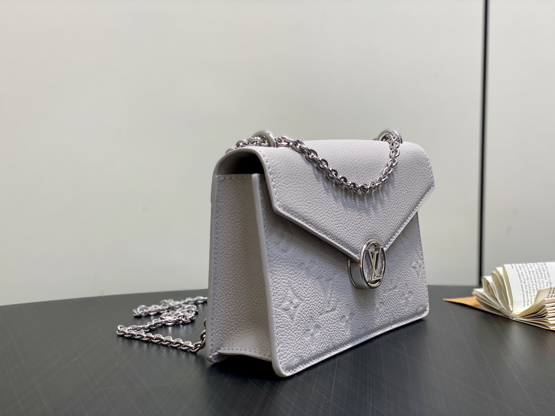 【顶级原单】M13570灰色 全皮压花链条信封包 Portefeuille chaîne Rosy 手袋