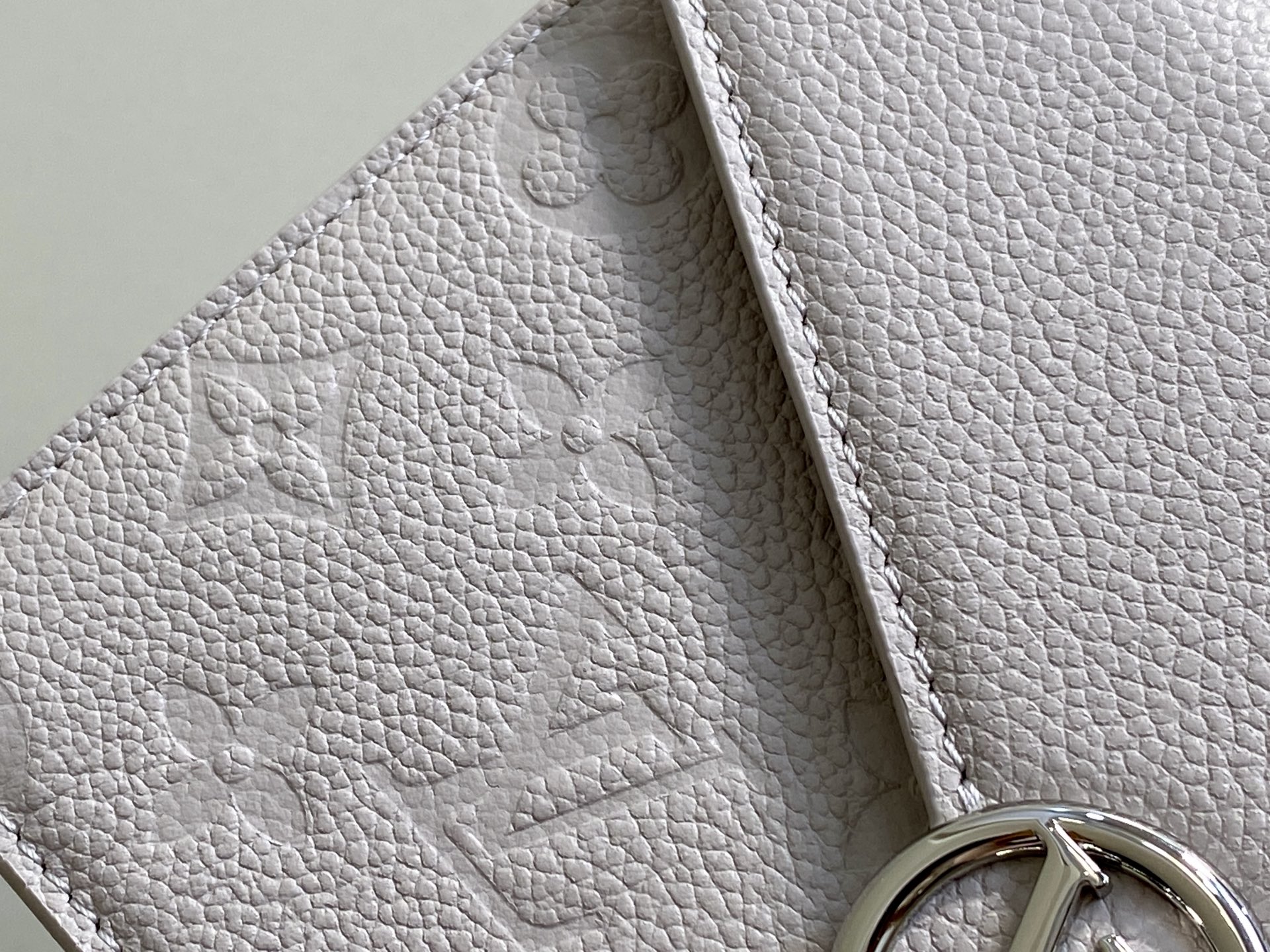 【顶级原单】M13570灰色 全皮压花链条信封包 Portefeuille chaîne Rosy 手袋