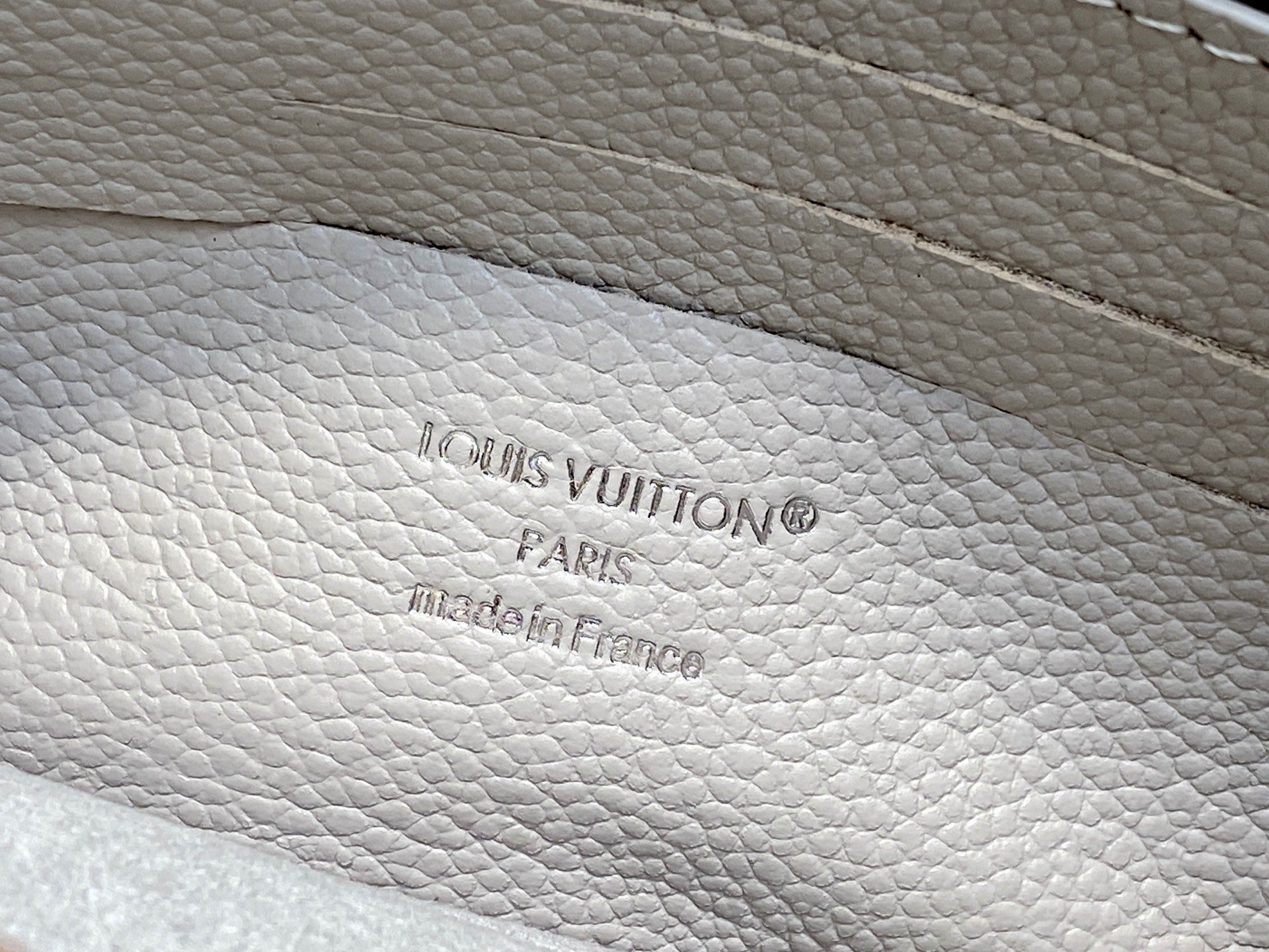 【顶级原单】M13570灰色 全皮压花链条信封包 Portefeuille chaîne Rosy 手袋