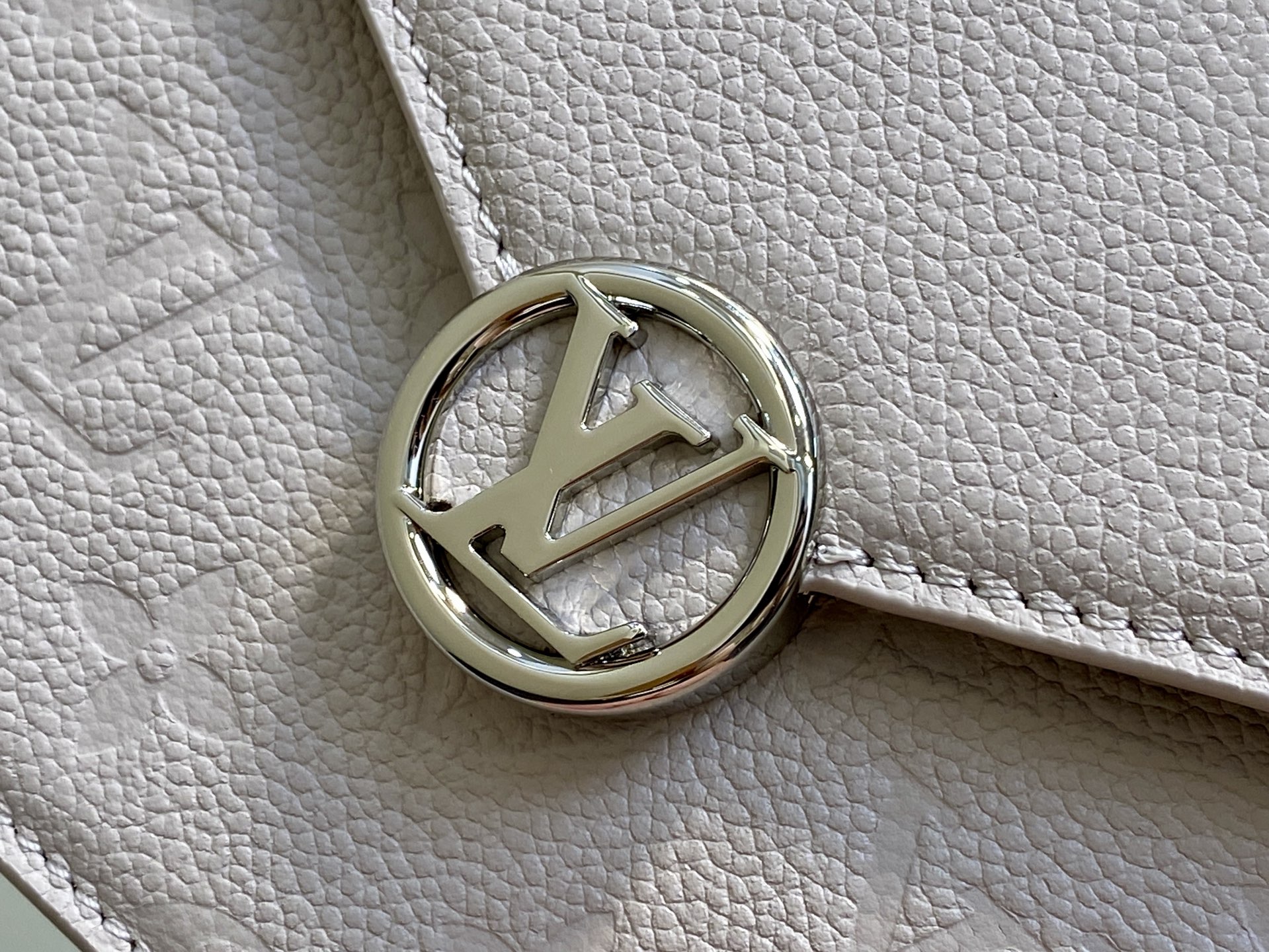 【顶级原单】M13570灰色 全皮压花链条信封包 Portefeuille chaîne Rosy 手袋