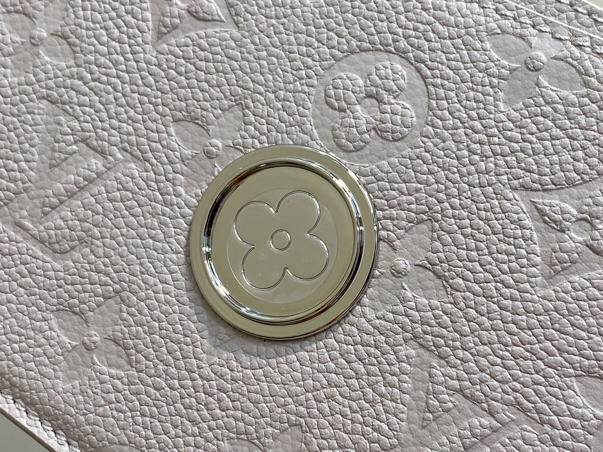 【顶级原单】M13570灰色 全皮压花链条信封包 Portefeuille chaîne Rosy 手袋