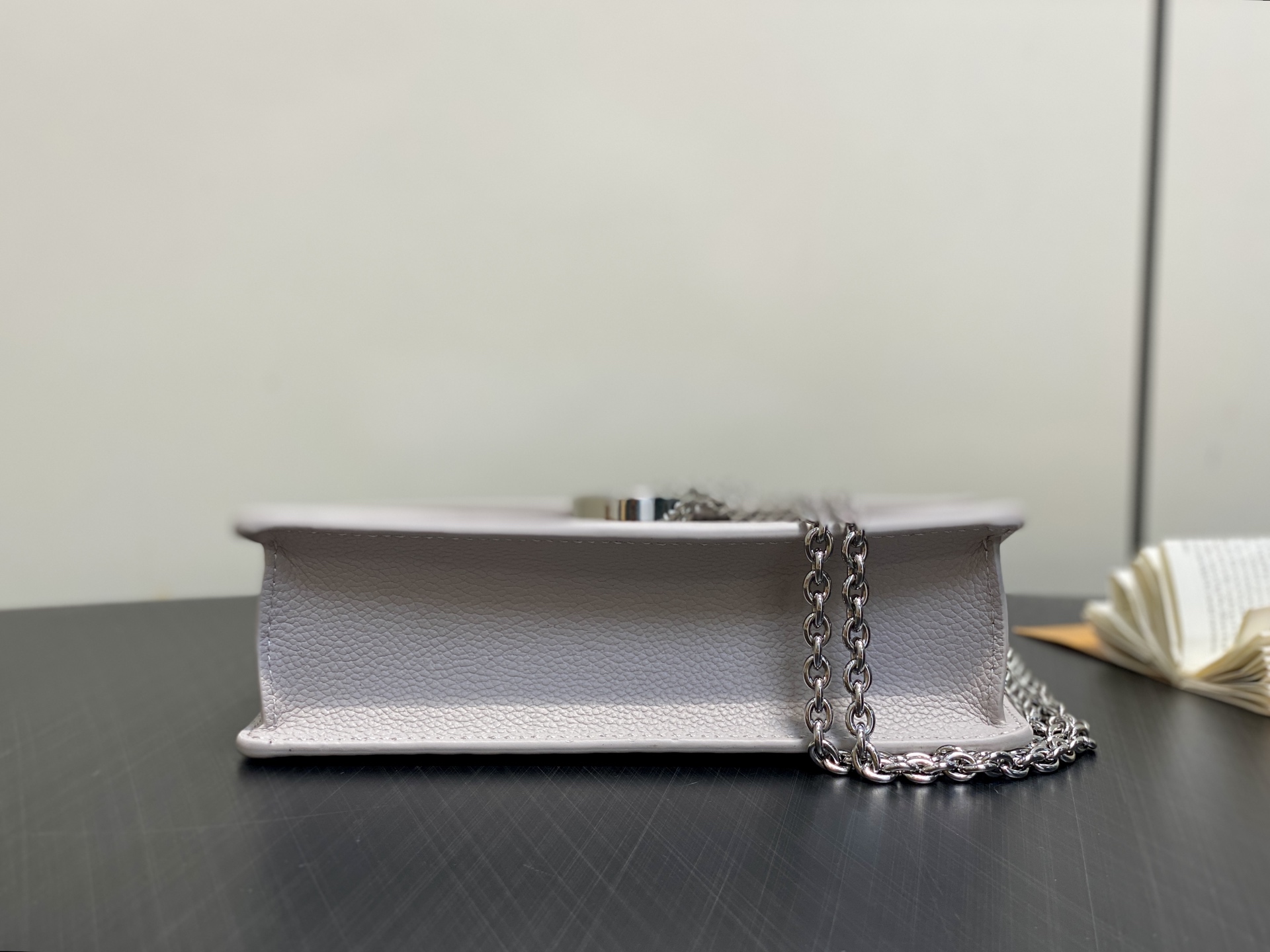 【顶级原单】M13570灰色 全皮压花链条信封包 Portefeuille chaîne Rosy 手袋