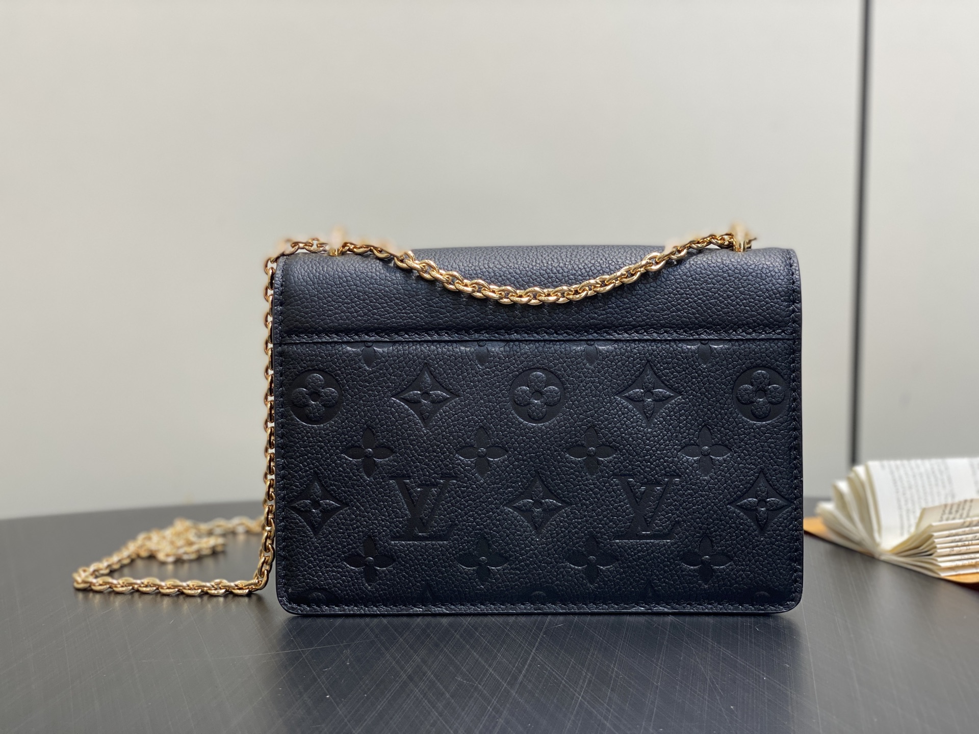 【顶级原单】M13569黑色 全皮压花链条信封包 Portefeuille chaîne Rosy 手袋